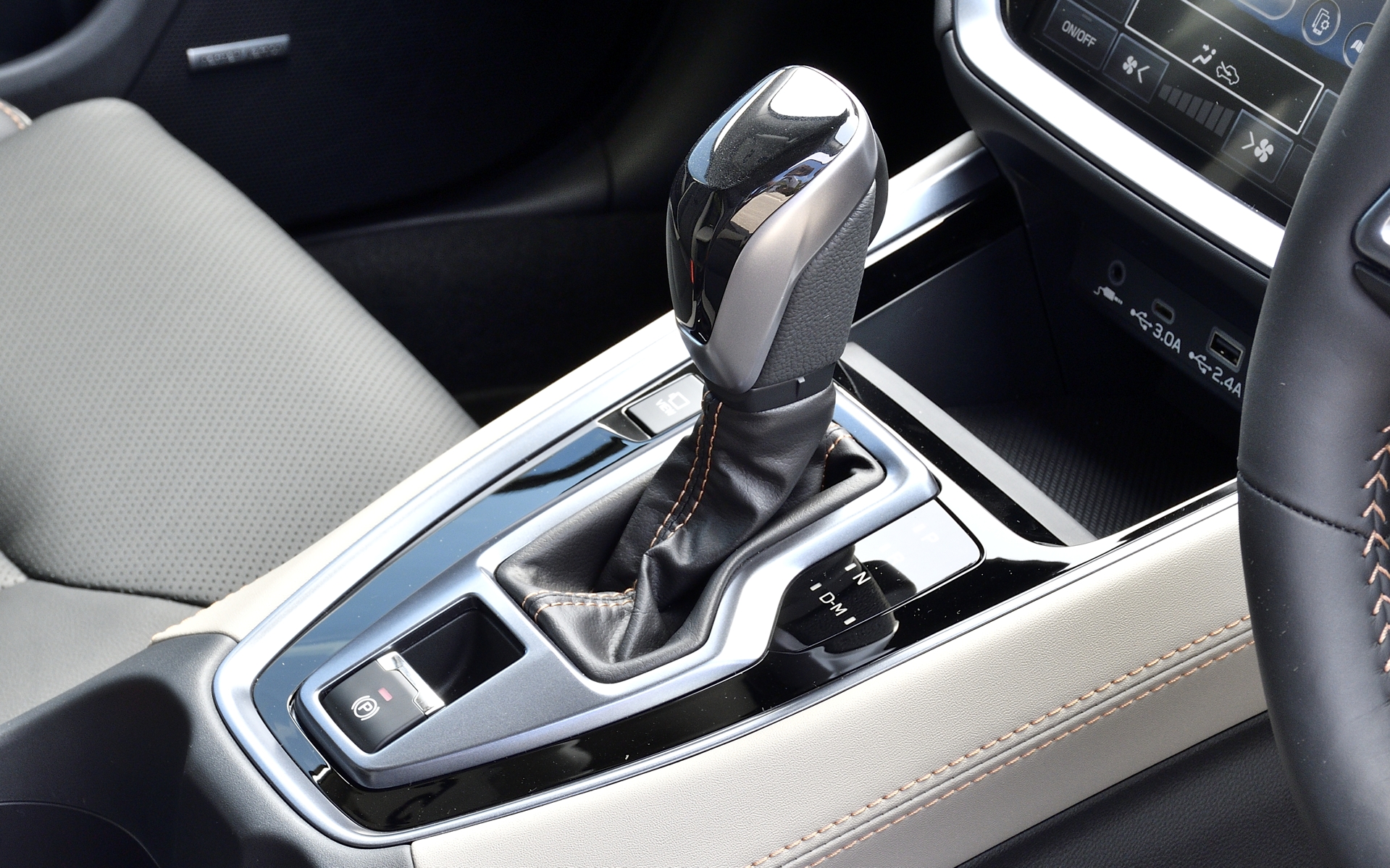 インテリアは、大切なパートナーとのリラックスした時間をより快適に、より豊かに紡ぐデザインとし、空間を彩るアッシュ×カッパーステッチの華やかな配色とコントラストを採用。暖色系の基本構成にほんのり青をミックスし、“レイバックならでは”を演出している