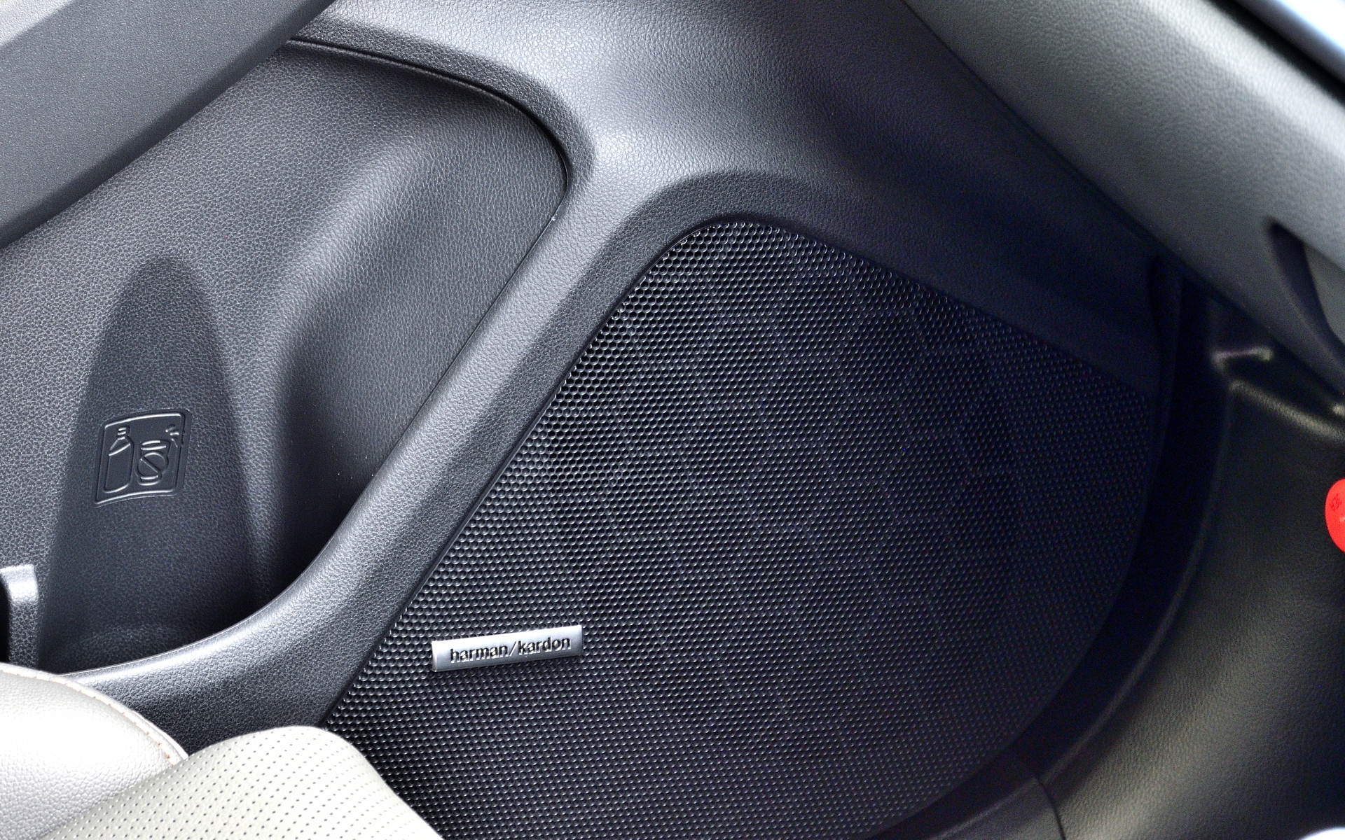 専用開発された10スピーカー（フロント6＋リア4）を備えるハーマンカードンサウンドシステムを標準装備