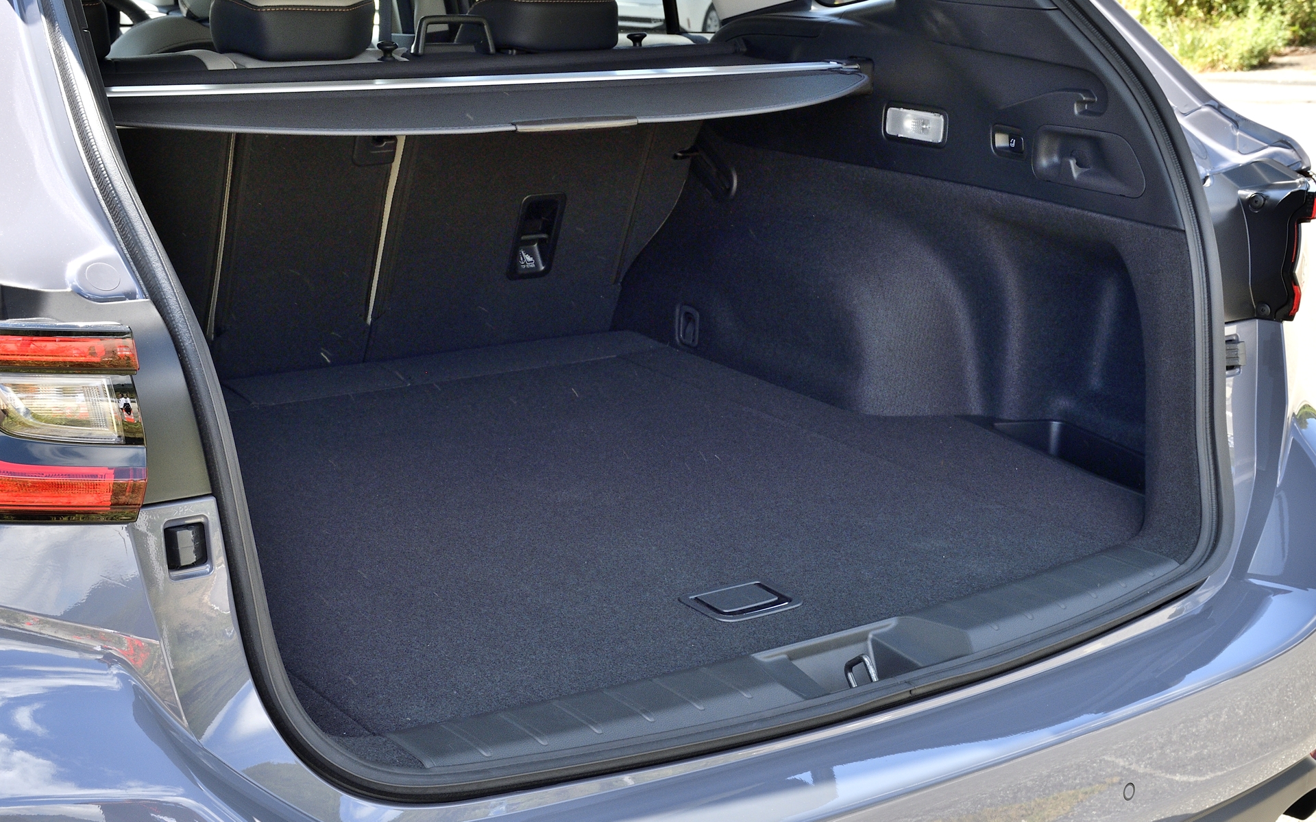 ラゲッジ容量はレヴォーグ GT-X EXと同等の561L（サブトランク含む）を確保