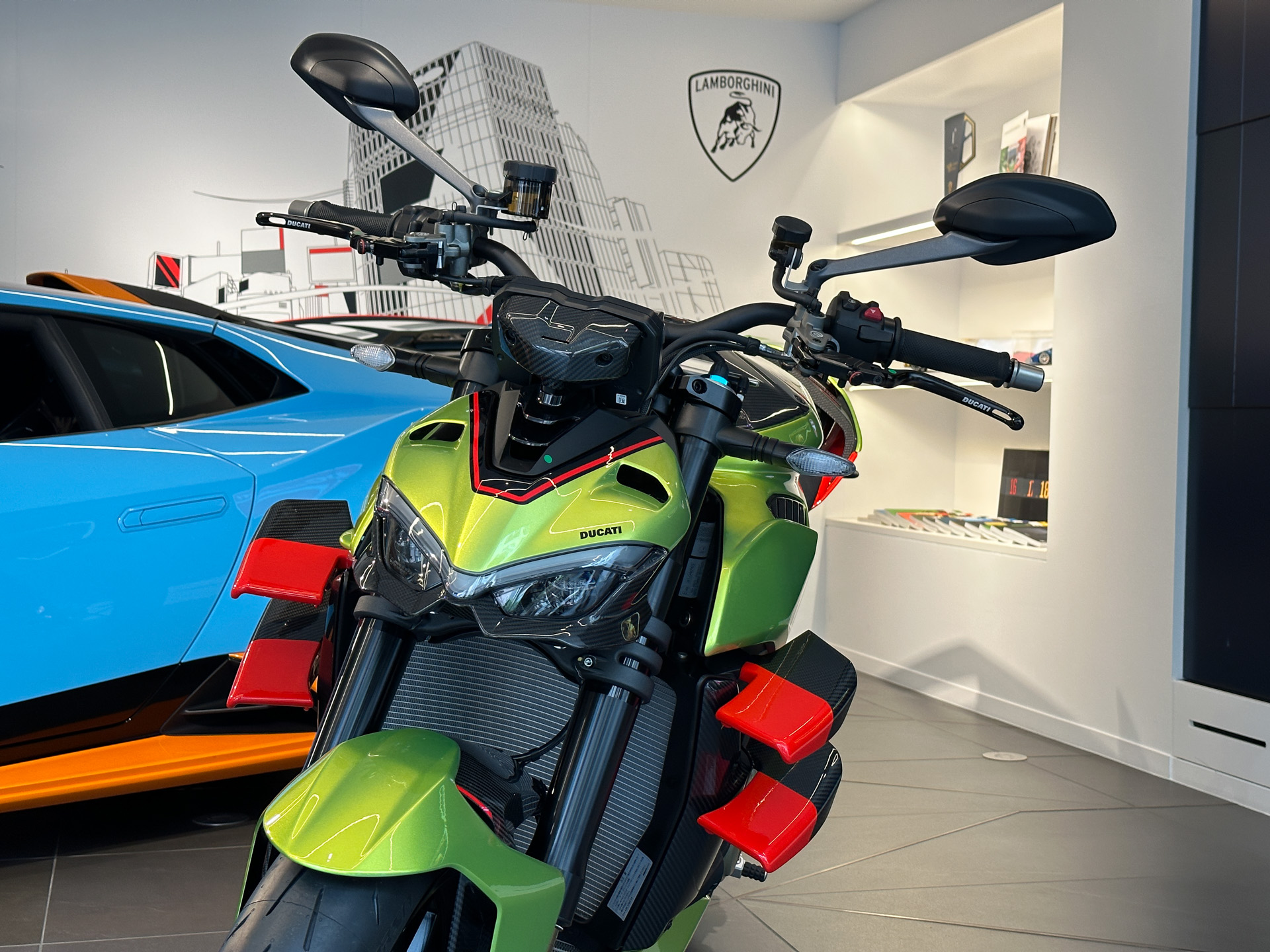 世界限定630台となる「ドゥカティ・ストリートファイターV4ランボルギーニ」