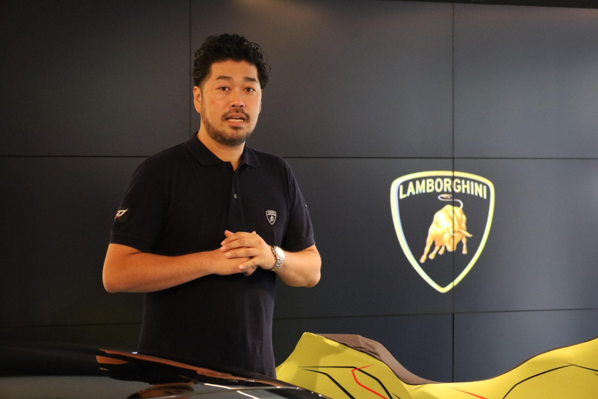 ランボルギーニの「ウラカン STO」を紹介する、アウトモビリ・ランボルギーニ・ジャパン  マーケティング・PRマネージャー 山岸靖輝氏