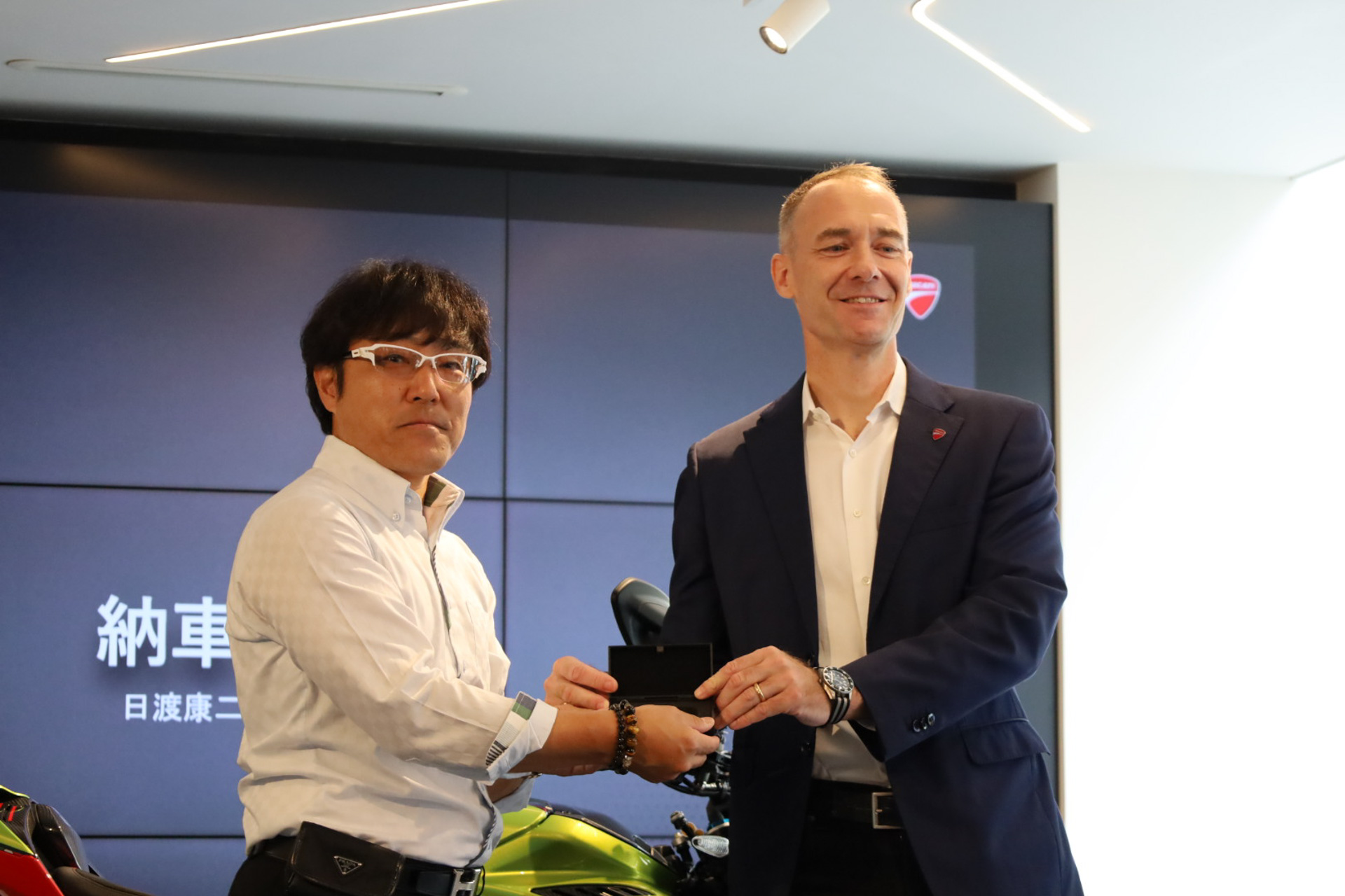 オーナーにキーが手渡された