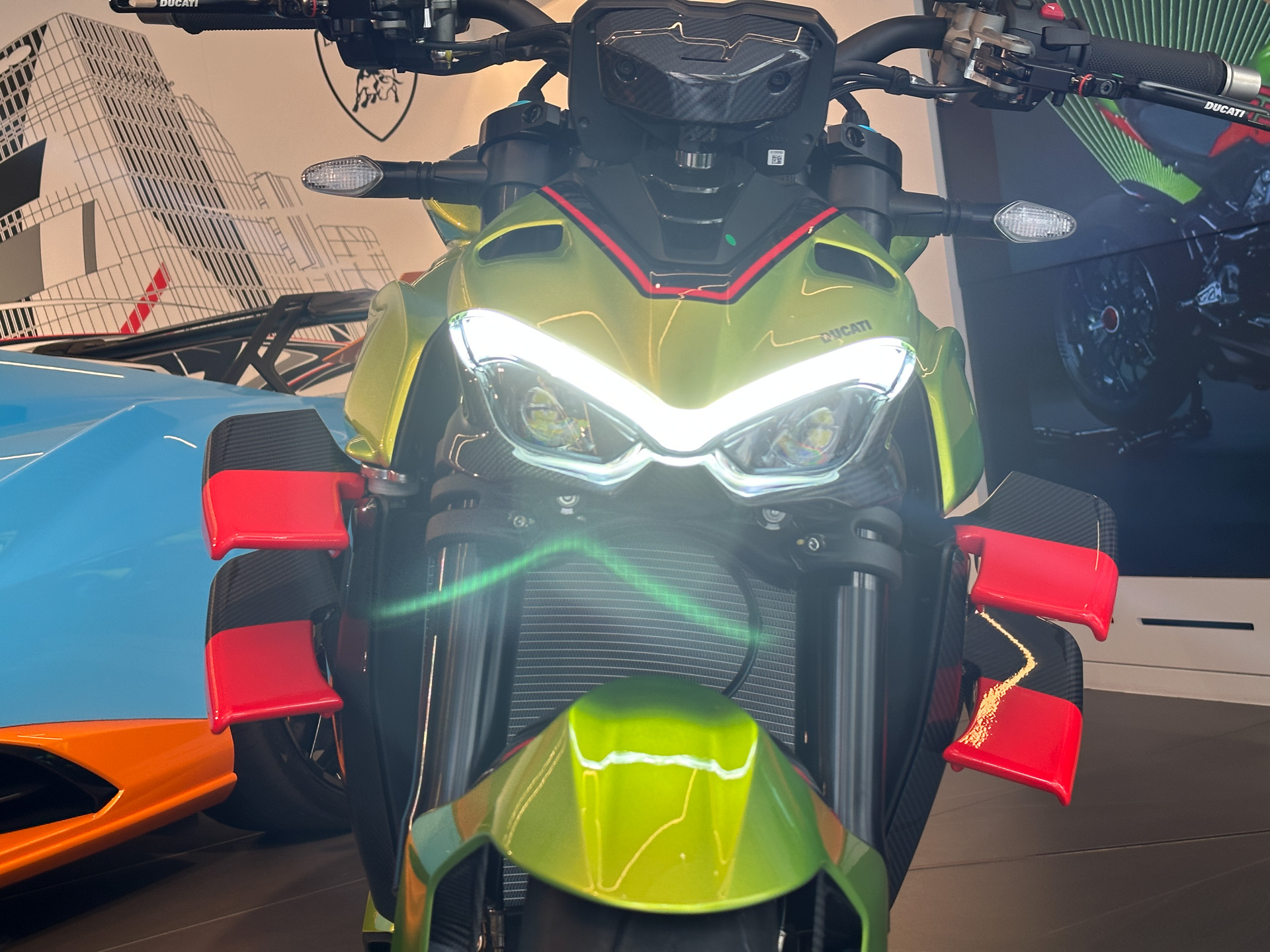 世界限定630台となる「ドゥカティ・ストリートファイターV4ランボルギーニ」