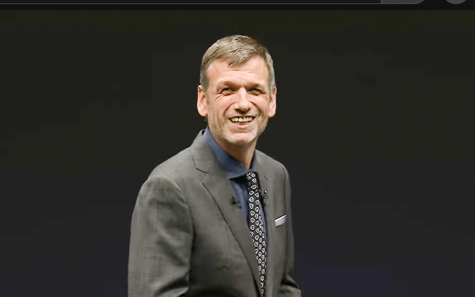 センチュリーの新モデルのプレゼンテーションを行なったトヨタ自動車株式会社 取締役・執行役員 デザイン領域統括部長 Chief Branding Officerのサイモン・ハンフリーズ氏