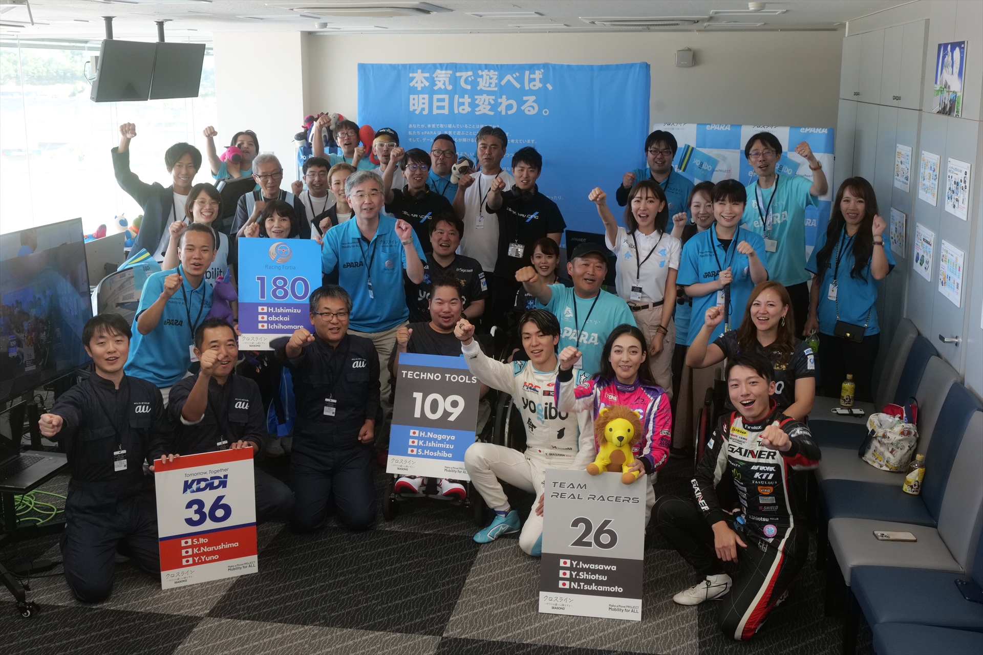 障がい者とGTドライバーがレーシングシミュレータ「iRacing」で対決を楽しんだ