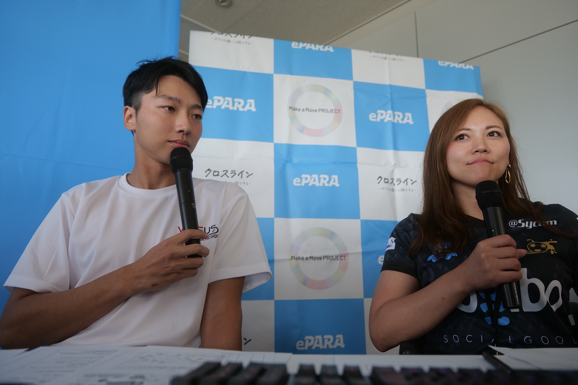 1日目、MCでレースを盛り上げたプロレーサーの塩津佑介選手と、車椅子ユーザーの牧野美保さん