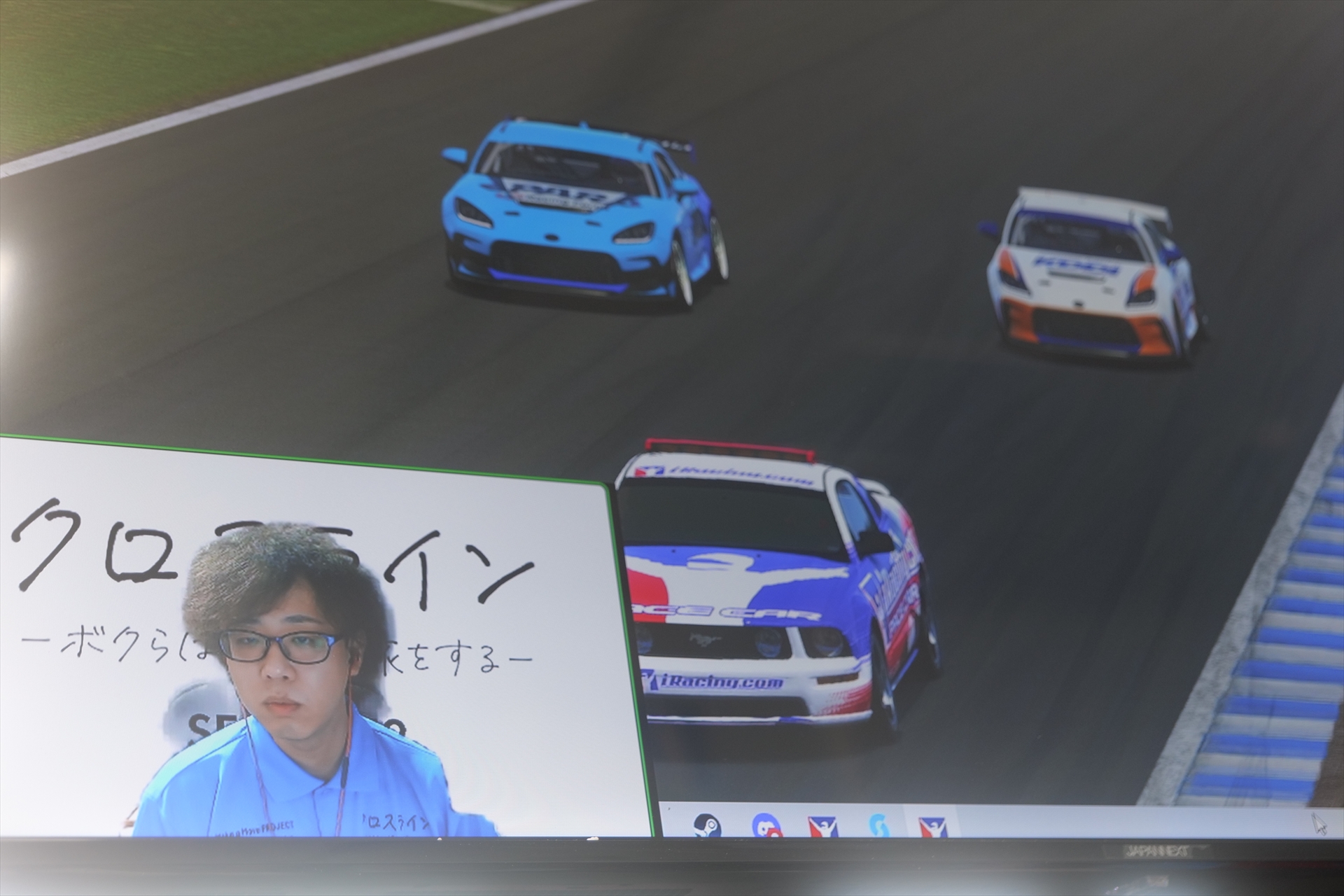 自らがデザインしたレーシングカーの疾走をリモートで解説するまるぽすさん（難病・アイザックス症候群）