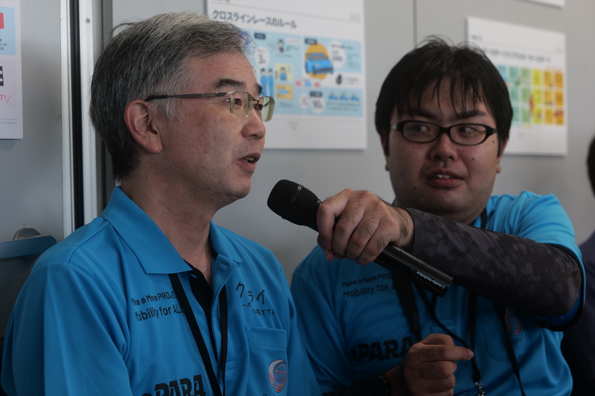 弱視のいちほまれさん（網膜色素変性症）にインタビューをするピットレポーター・希央（発達障がい）