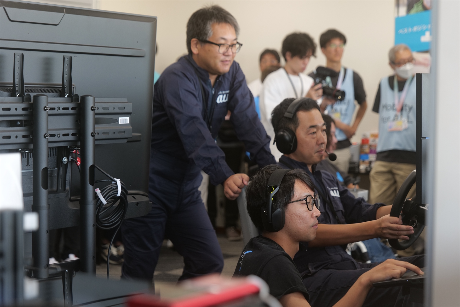 真剣な眼差しでレースに臨むKDDIチーム