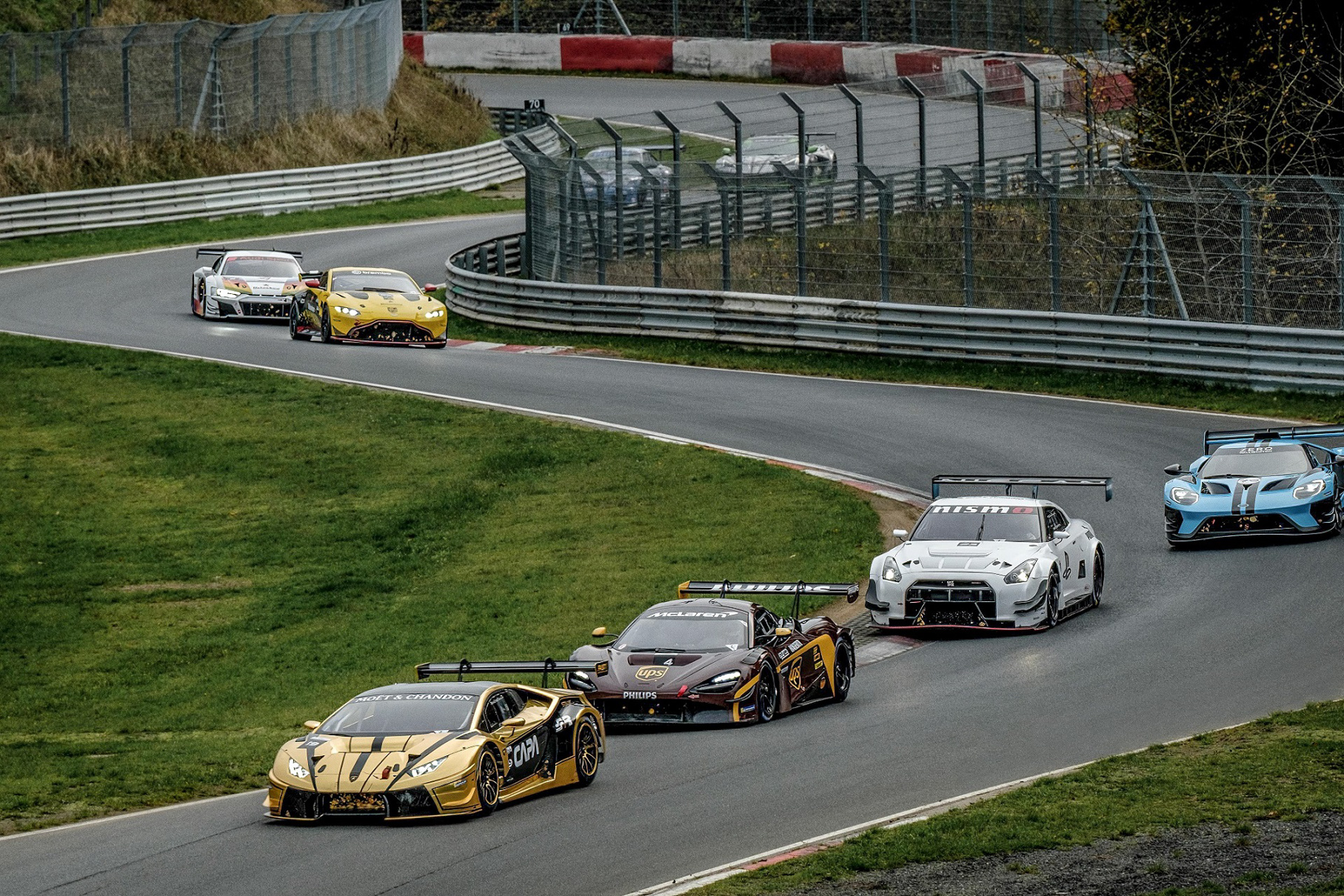 ニュルやル・マンなど有名なサーキットを舞台に、リアルのレース車両による迫力の走行シーンも映画の見所