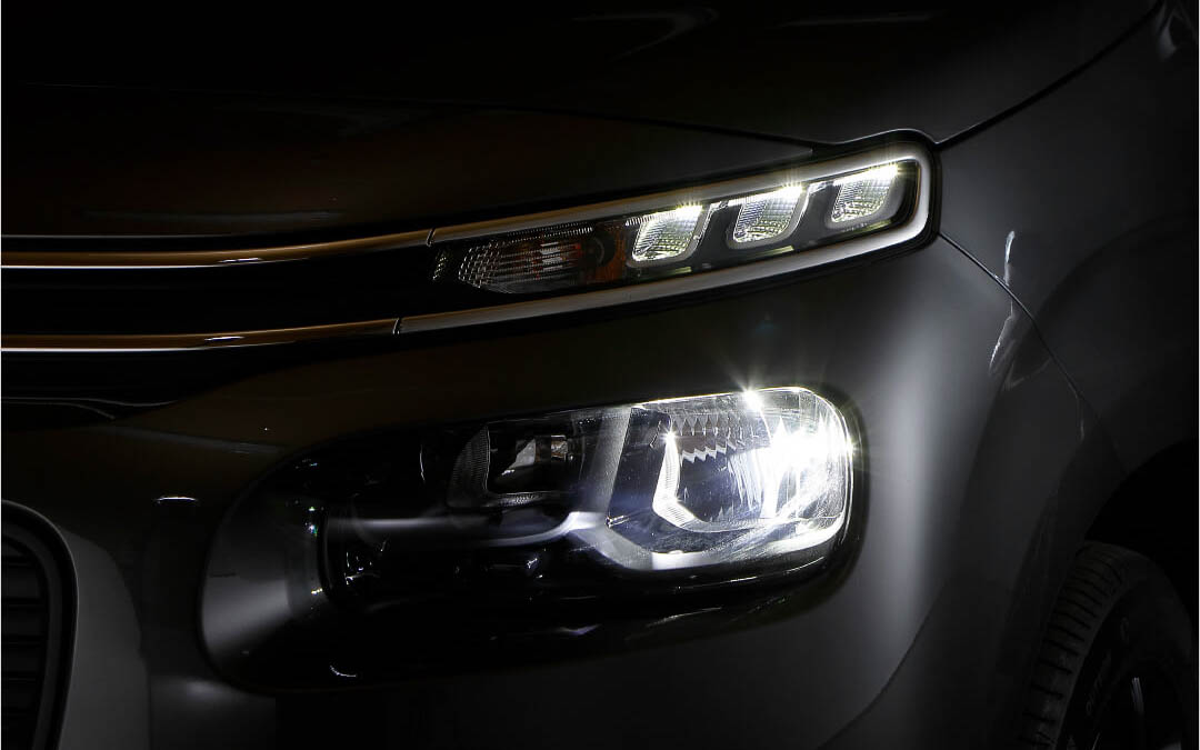 純正アクセサリーのLEDヘッドライトを標準装備