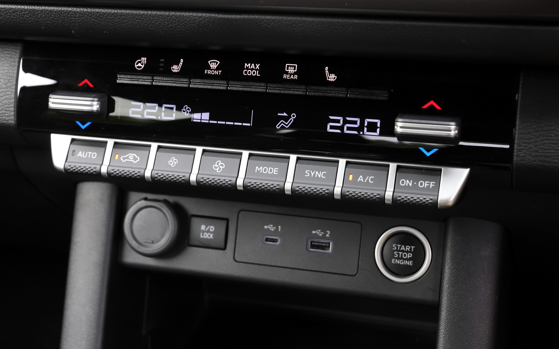 モニターやメーター、コントラストをつけたスイッチ類は視認性にこだわり、セレクター、ダイヤル、スイッチ類は手袋をしたままでも確実に操作ができるよう程よい節度感を実現したという