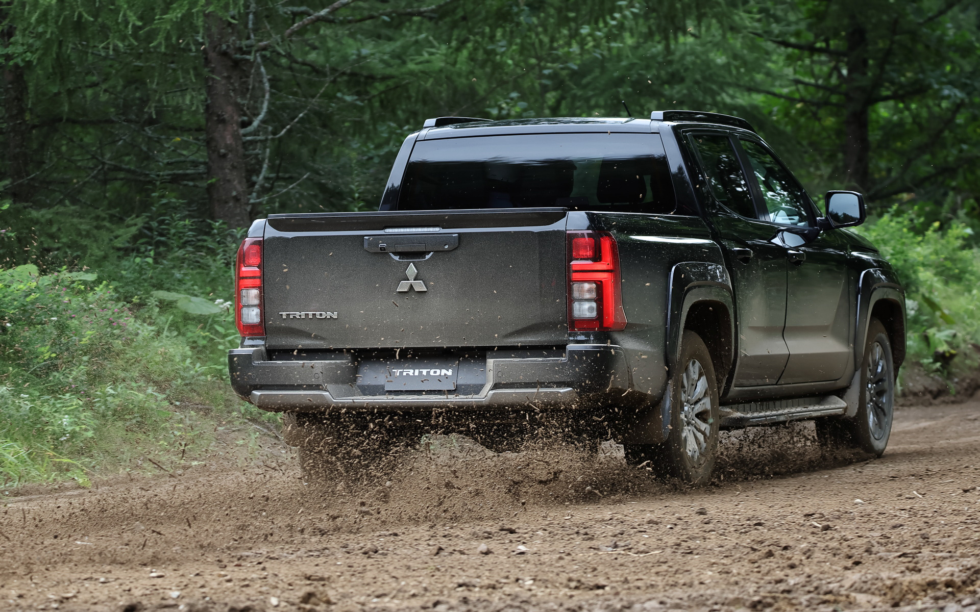 試乗会の最後にはダカールラリー2連覇の経験をもつ増岡浩氏によるデモランも行なわれた