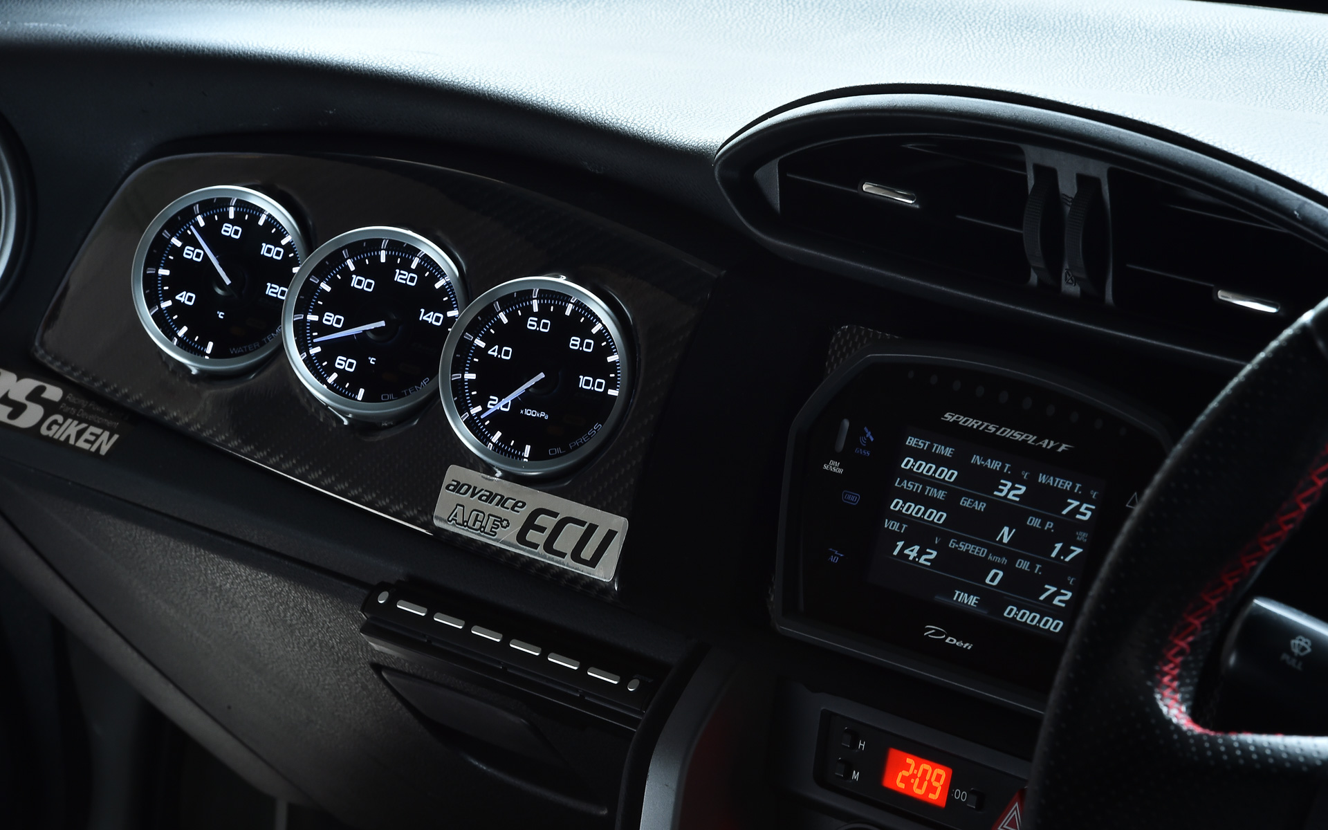 Defiの追加メーター3個とコントロールユニットがセットになった「デフィリンク メーター・アドバンス・エーワン・トリプルメーター・パッケージ」装着イメージ