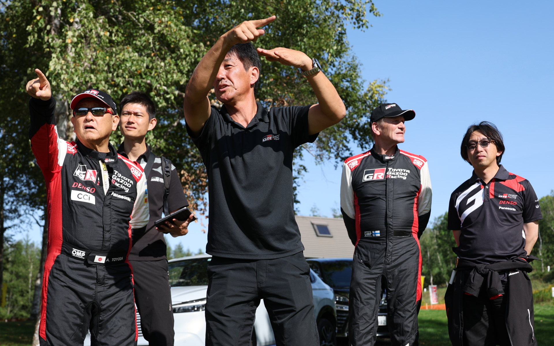 ラリー北海道でコース視察を行なうモリゾウ選手ことトヨタ自動車 豊田章男会長（左）