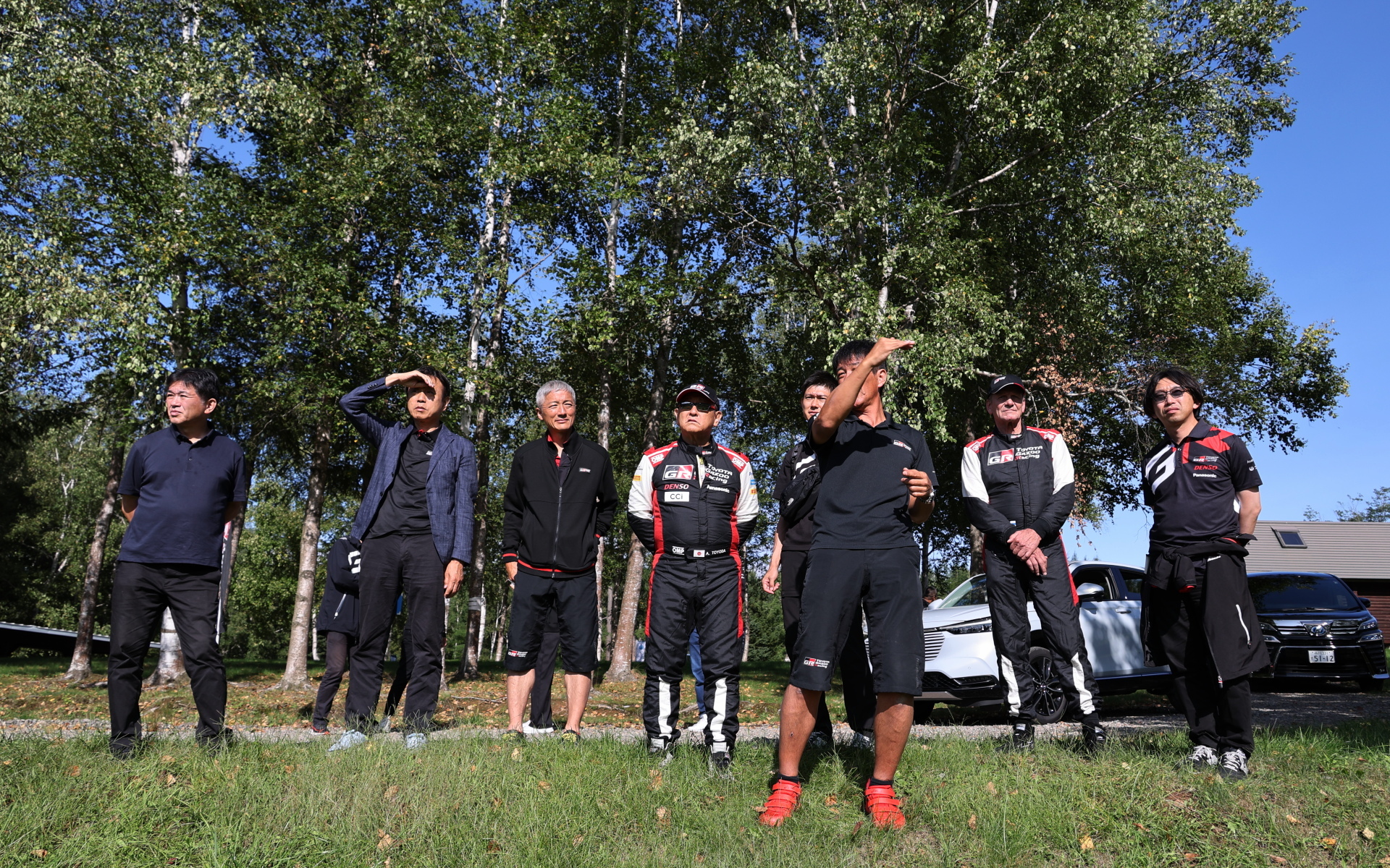 ラリー北海道でコースの下見を行なうトヨタ自動車 代表取締役 豊田章男会長（中央）。後方にはユハ・カンクネン選手の姿やホンダ車を見ることができる