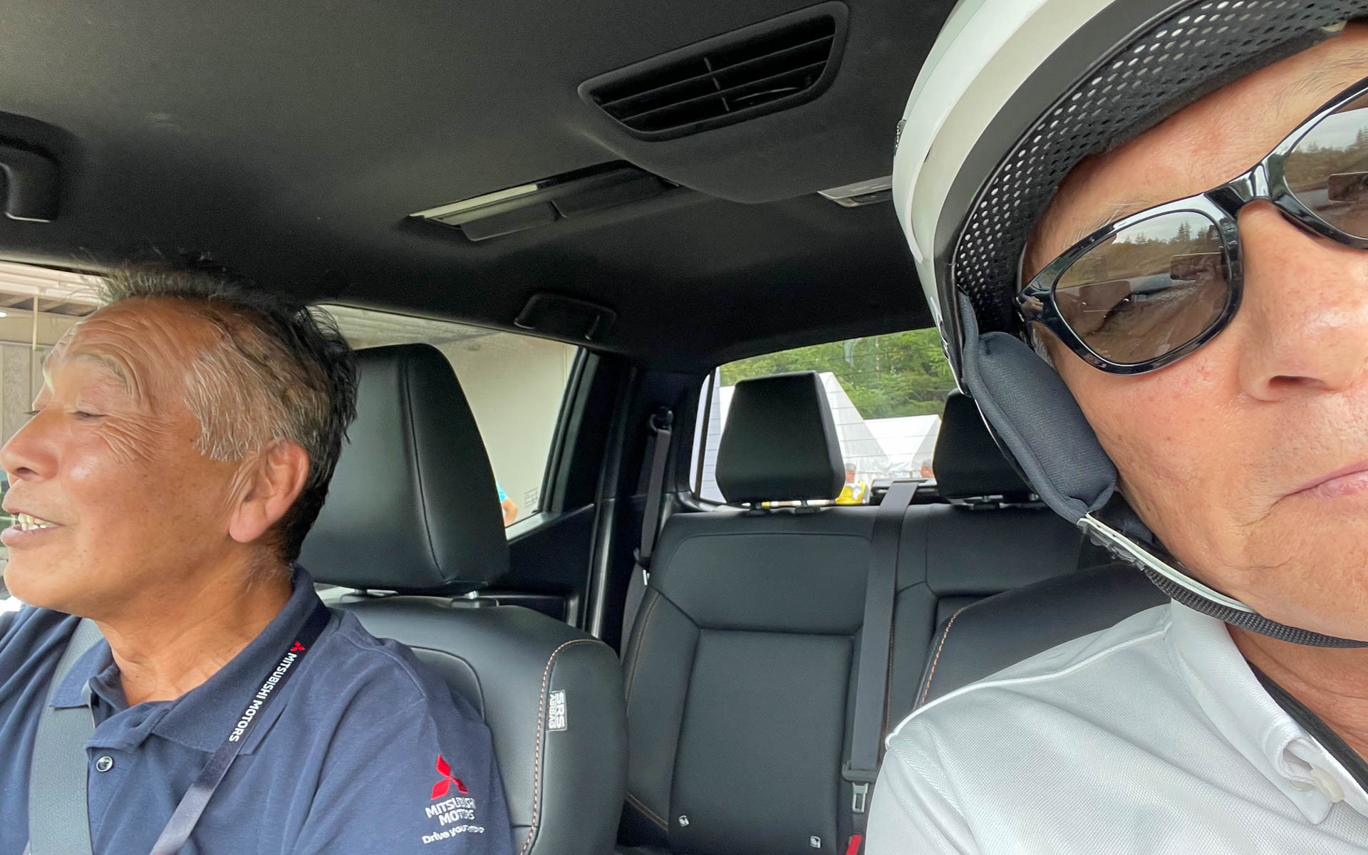 同乗試乗で。走行前のトライトンの車内。ドライバーはもちろん増岡さん。バカ話で笑っていた瞬間ですみません