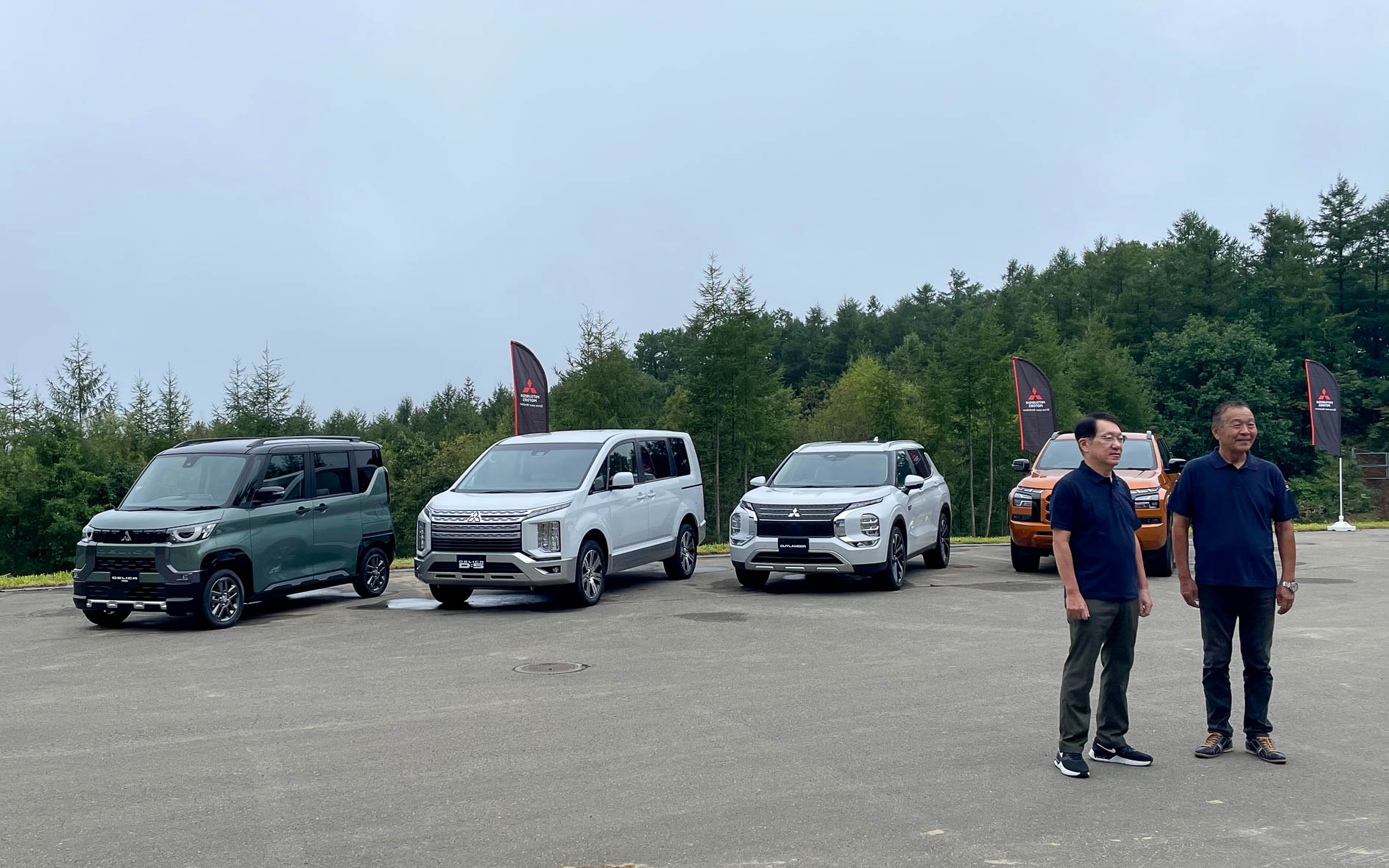 忙しい中、試乗会に来てくれた三菱自動車の加藤社長と。この4台、デリ丸も含めてみんな骨っぽい４WDでした