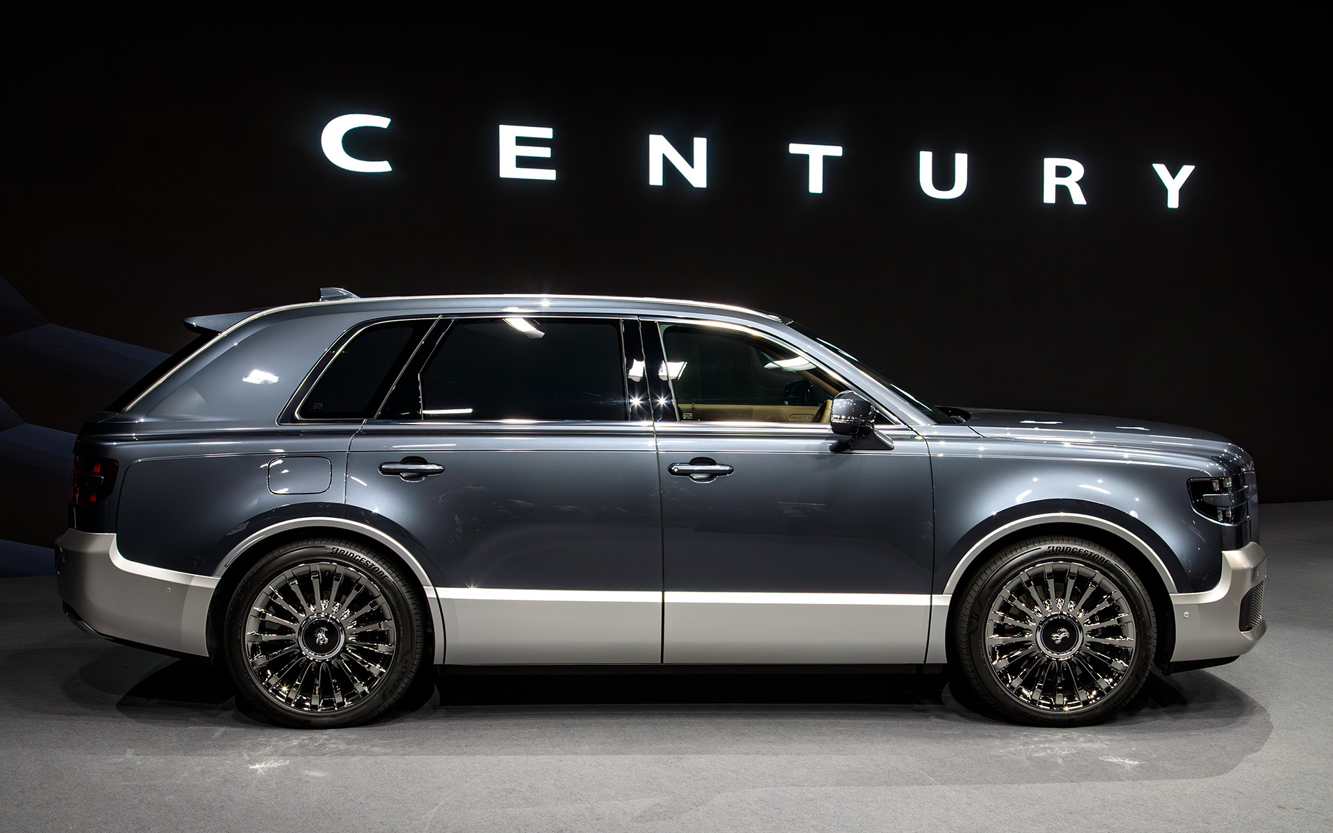 撮影車両のボディカラーはプロミネントグレー×シルバー2トーンの黎明