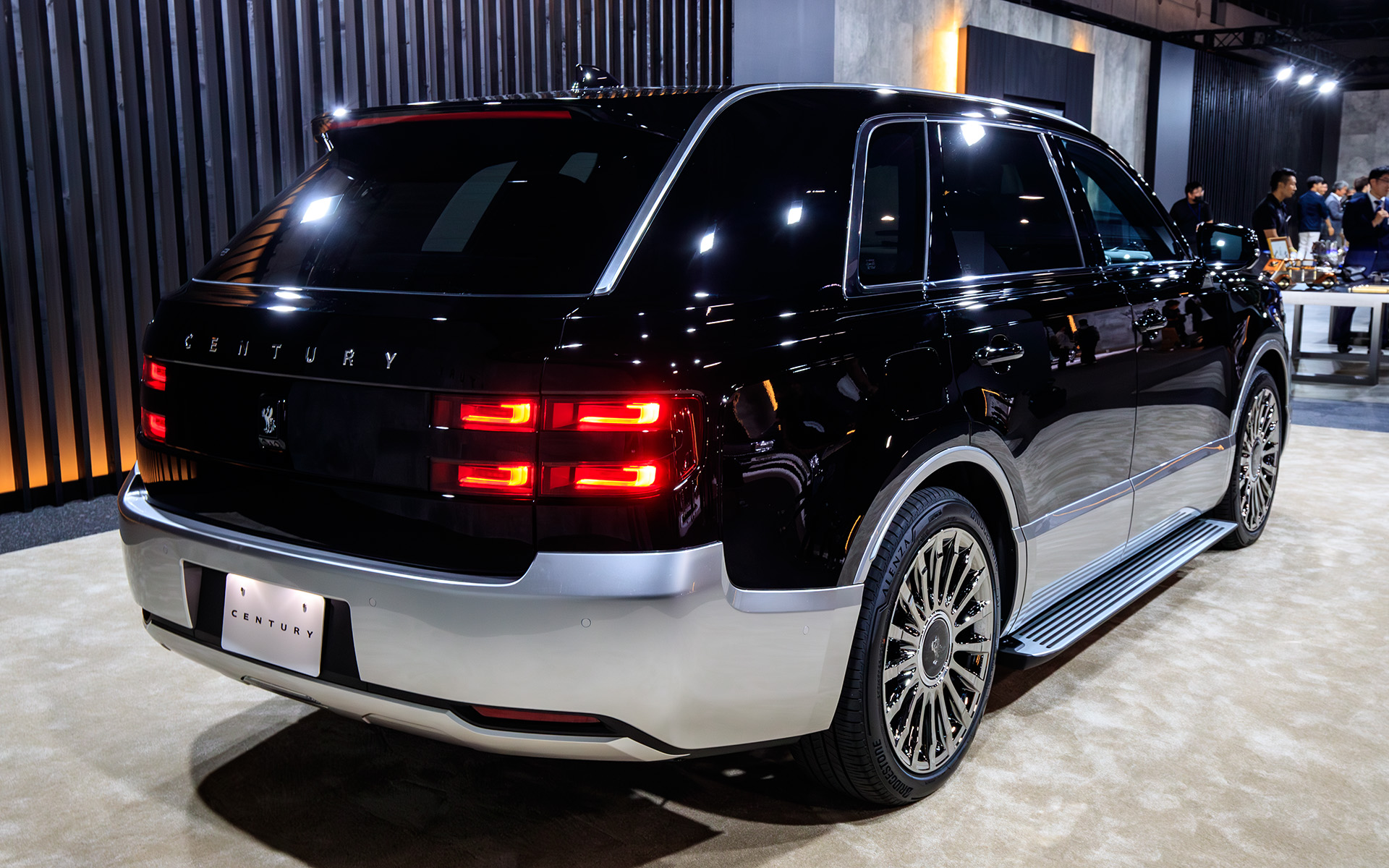 オート電動格納式ステップを出した状態。格納状態はスイッチで設定可能