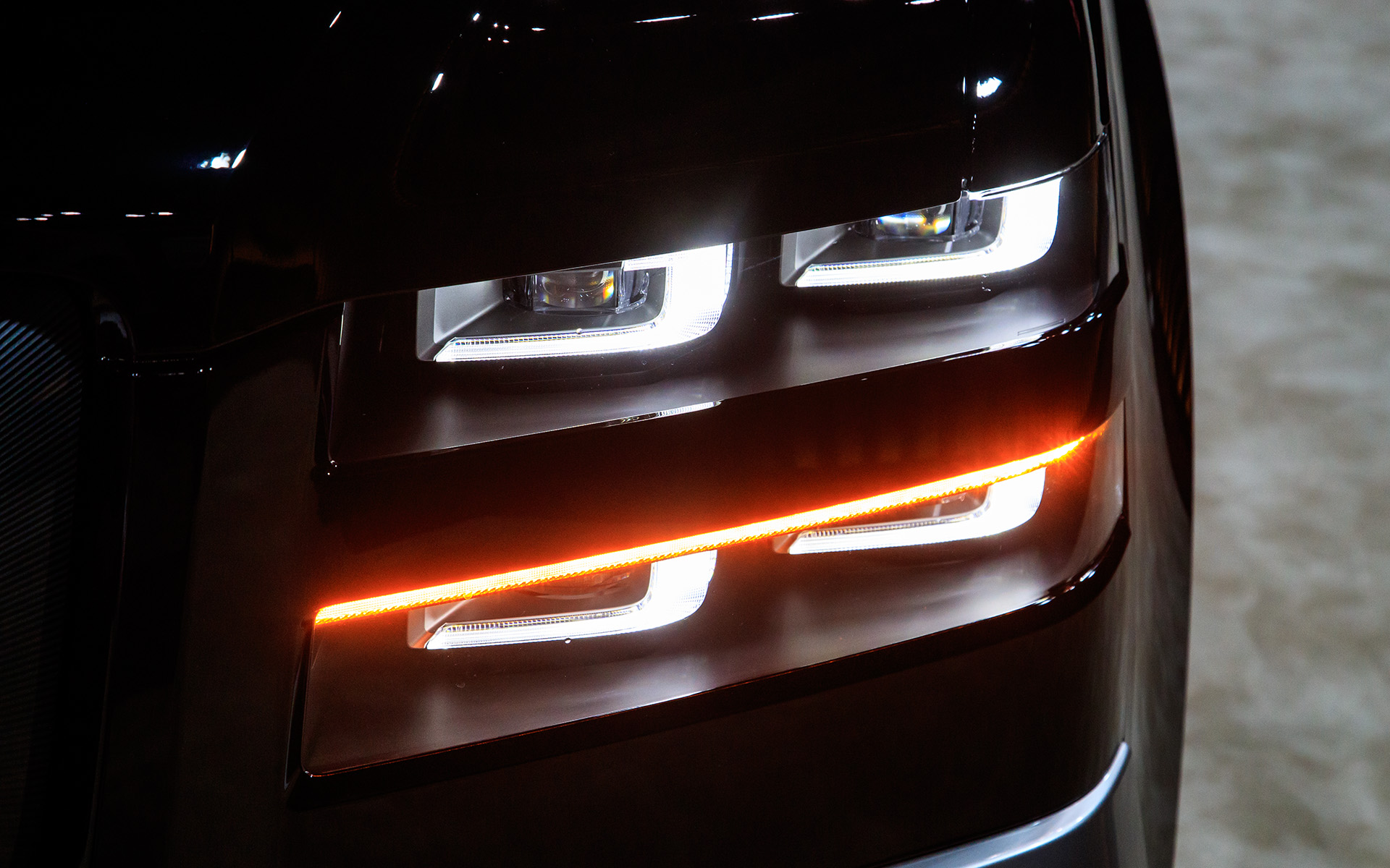 4眼LEDヘッドライトが標準