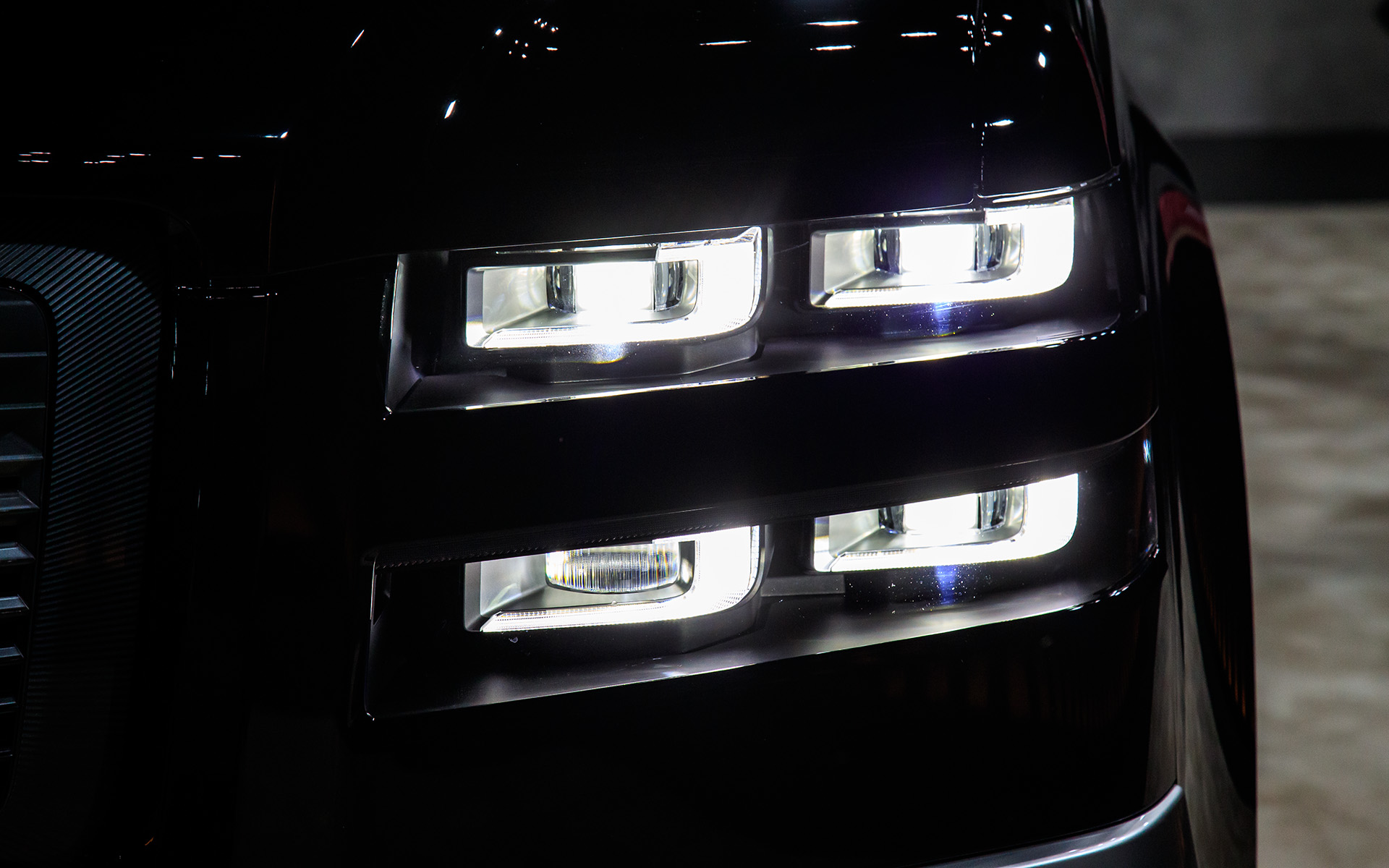 4眼LEDヘッドライトが標準