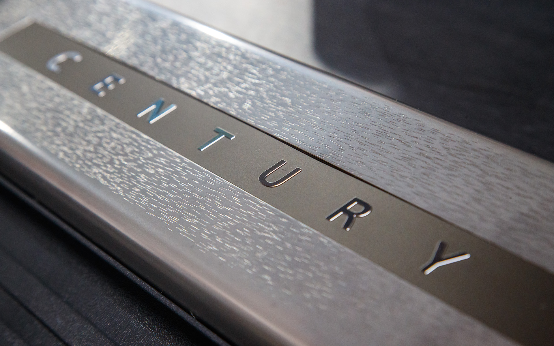 サイドシルにオプション設定される「匠スカッフプレート『柾目』」。ステンレスのプレートに匠の板金職人が手作業で1点1点模様を打った逸品。ひとりの職人が仕上げられるのは1日2枚のみ、つまり1台分仕上げるのには2日必要になる。価格は77万円