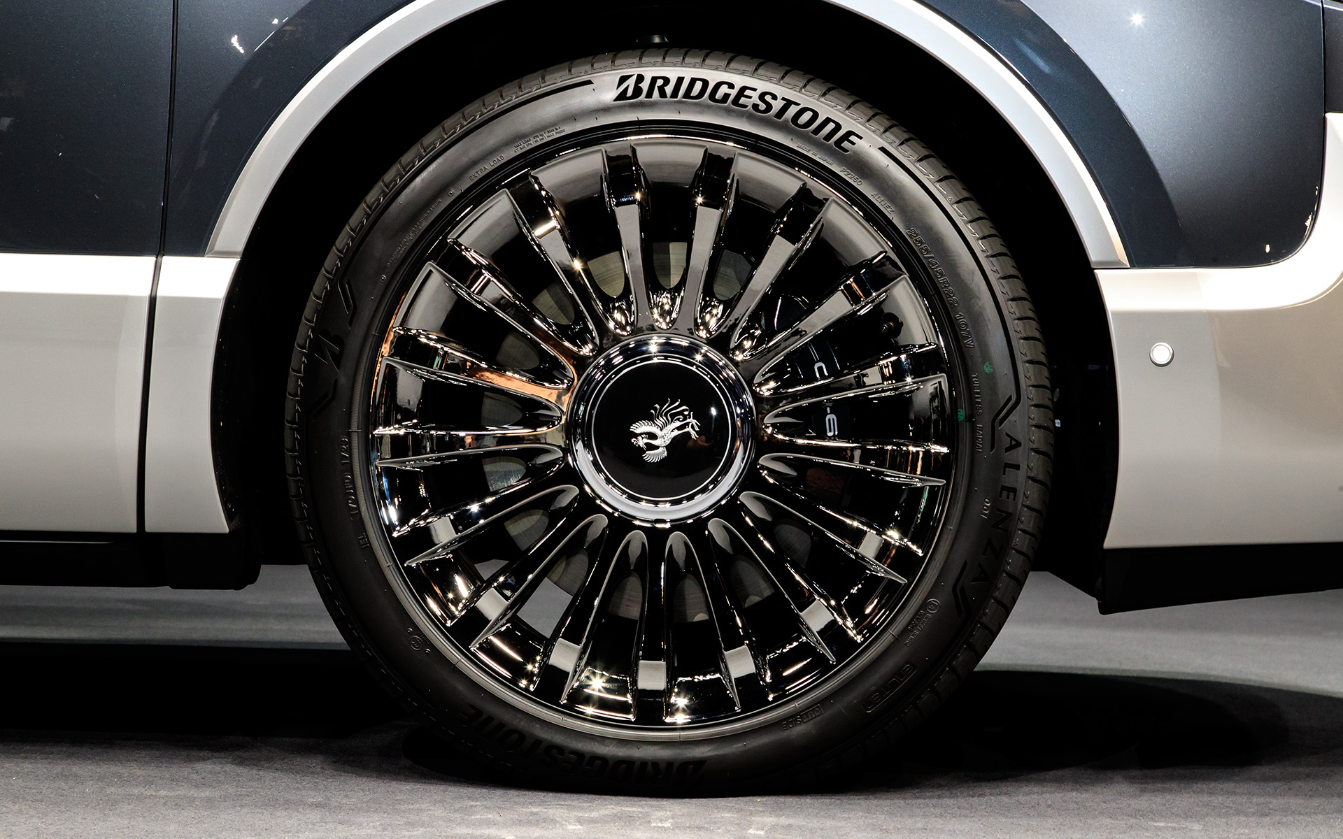 撮影車両はオプションの大径タイヤ＆スパッタリング仕様のアルミホイールを装着。タイヤはSUV向けのブリヂストン「アレンザ001」。サイズは前後とも255/45R22。フロントブレーキは対向6ピストンキャリパーを採用