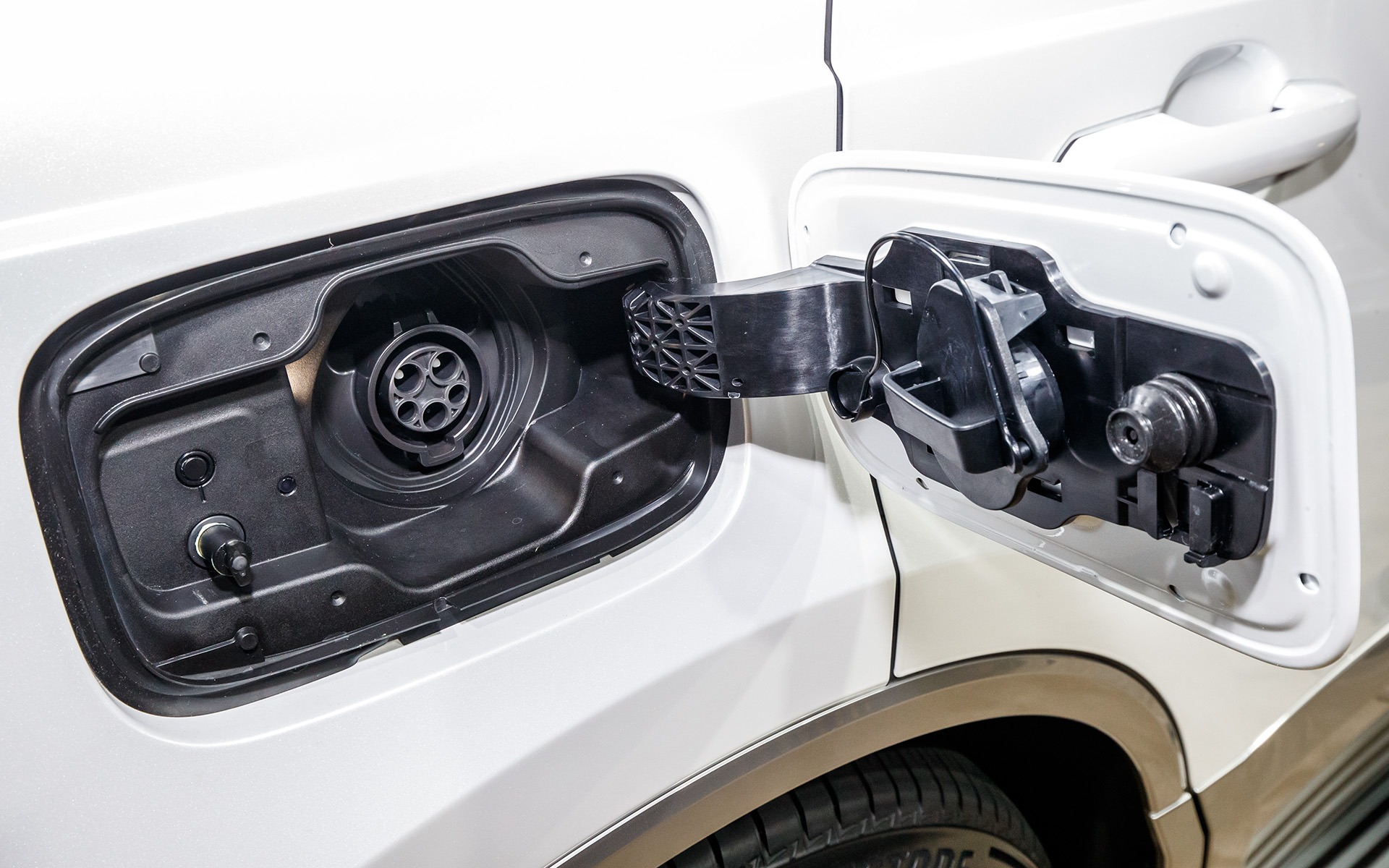 右サイドに給電口を用意