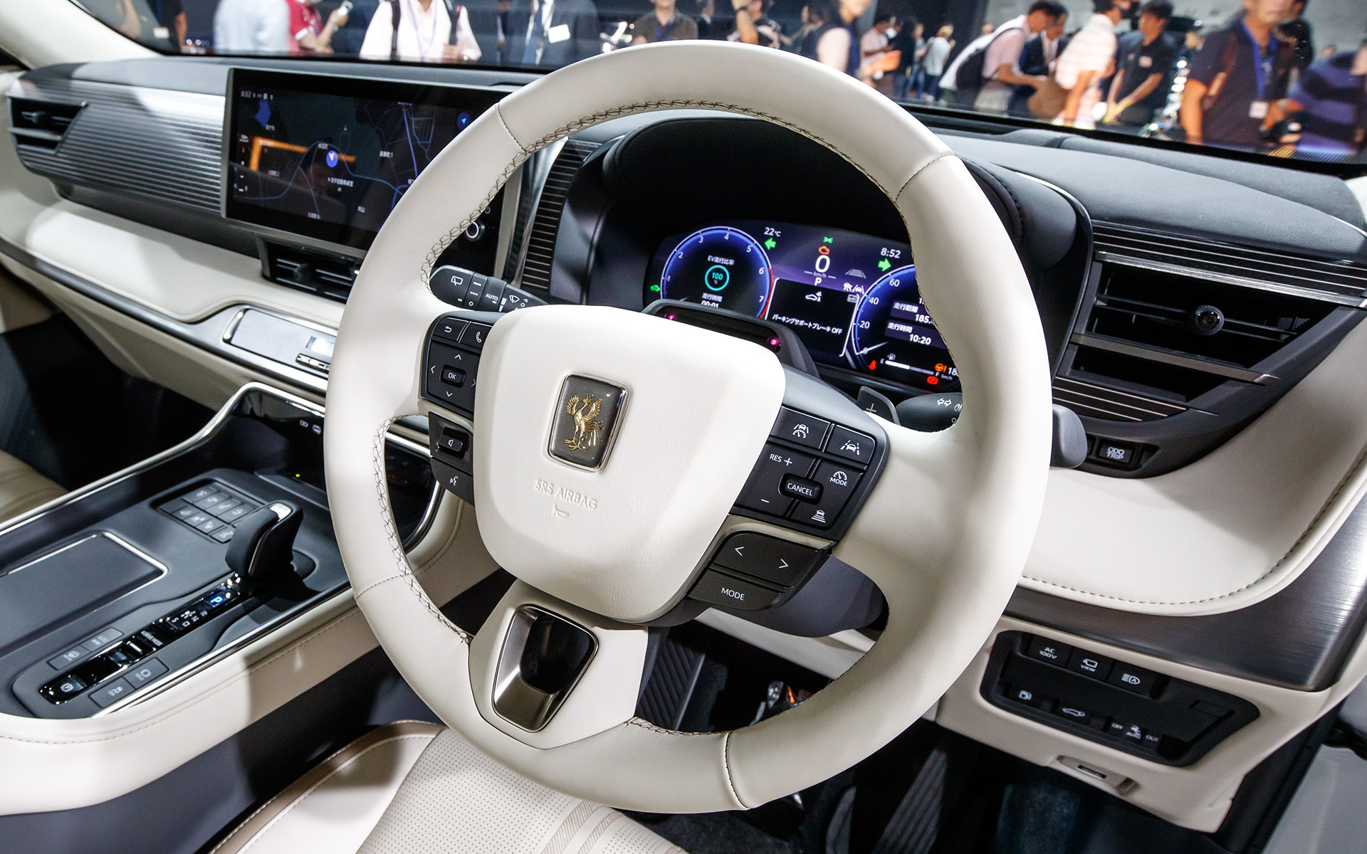 ステアリングは本革巻。パドルシフトやステアリングヒーターが付く