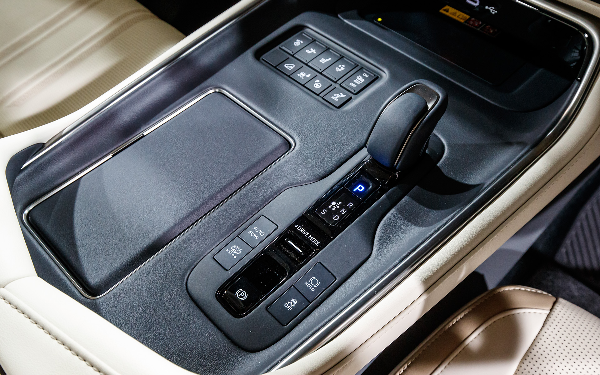 シフトまわり。HV、EV系ボタンは最近のトヨタ車に共通したもの