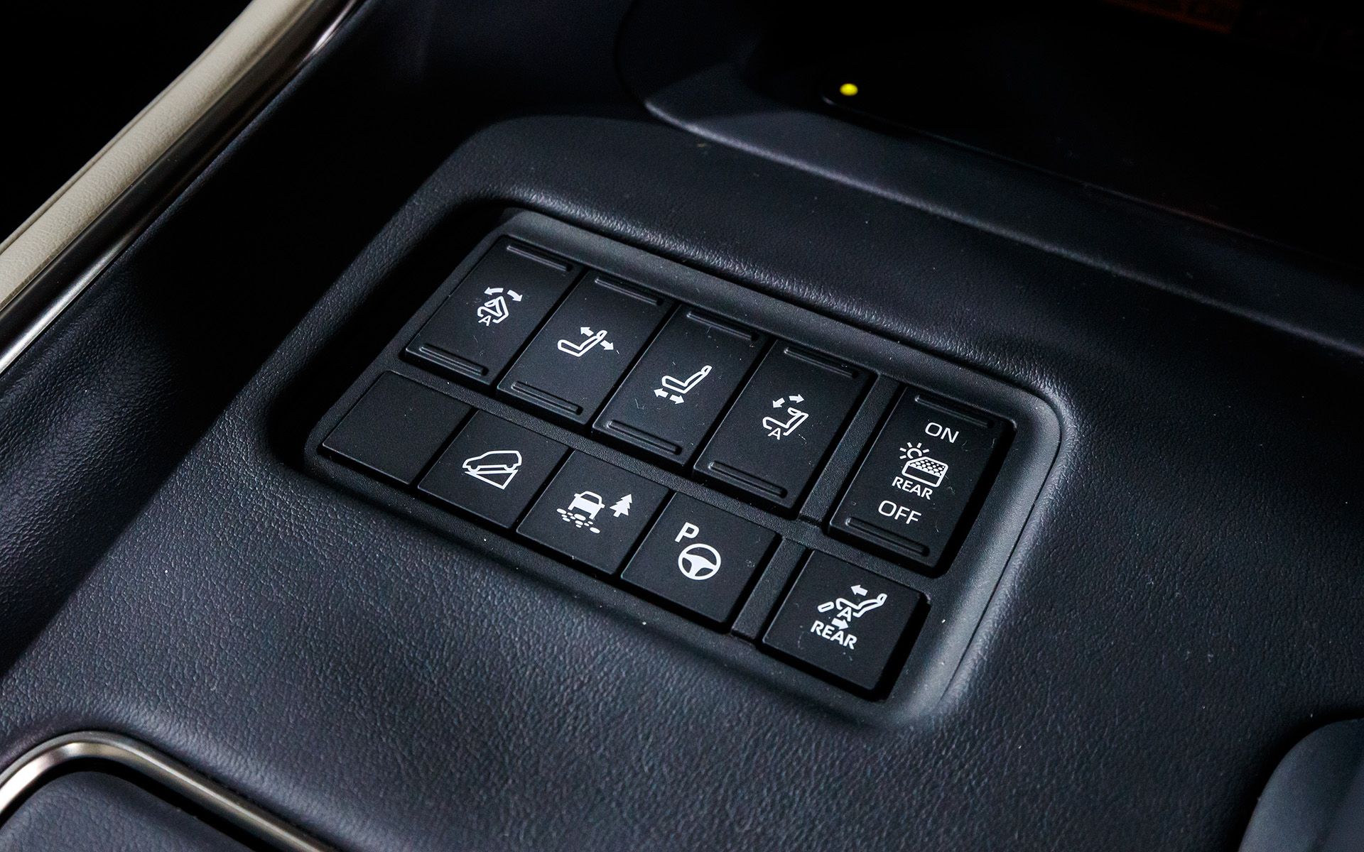 左上にはシート操作や走行系のスイッチなどが並ぶ