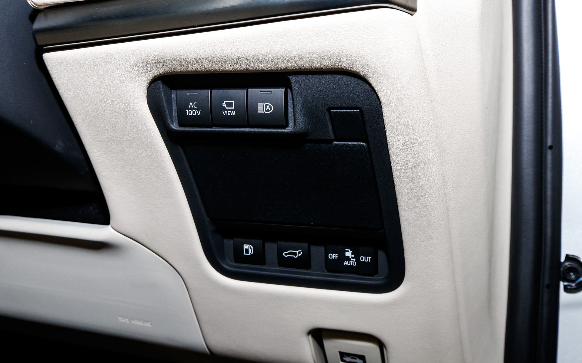 ステアリングコラム右側のスイッチ群。オート電動格納式ステップのスイッチもここに