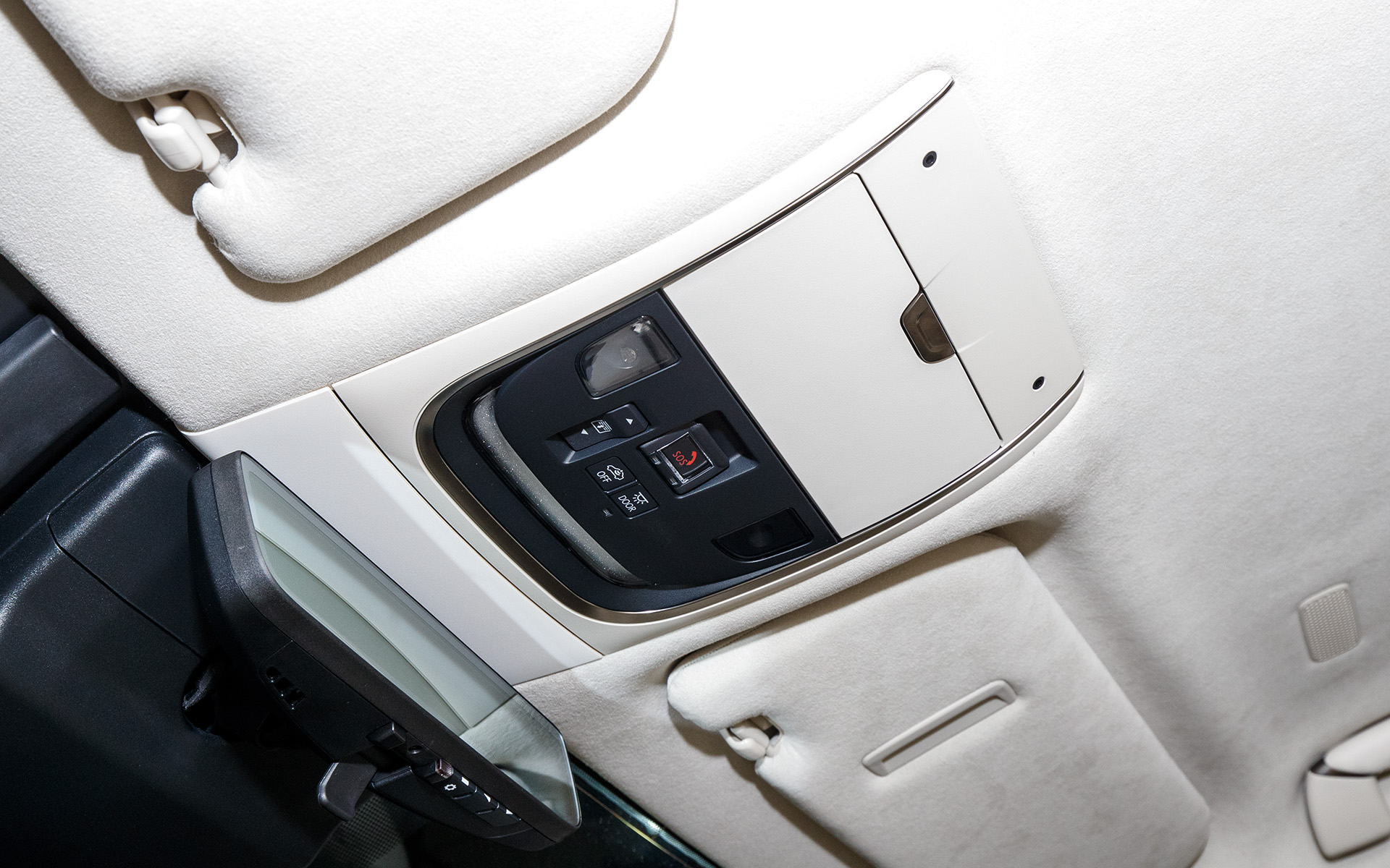 フロント頭上には緊急通報スイッチなど。バックミラーはデジタルタイプ