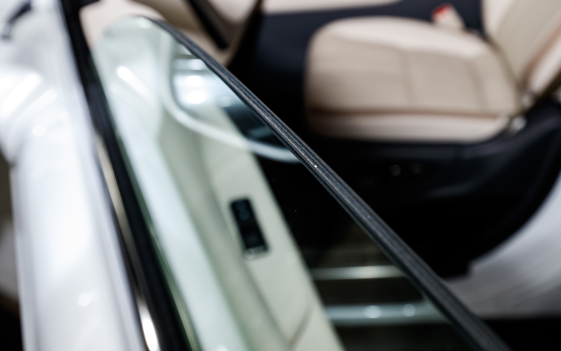 フロントのドアガラスは遮音タイプ。UV＆IRカット、撥水機能も付く