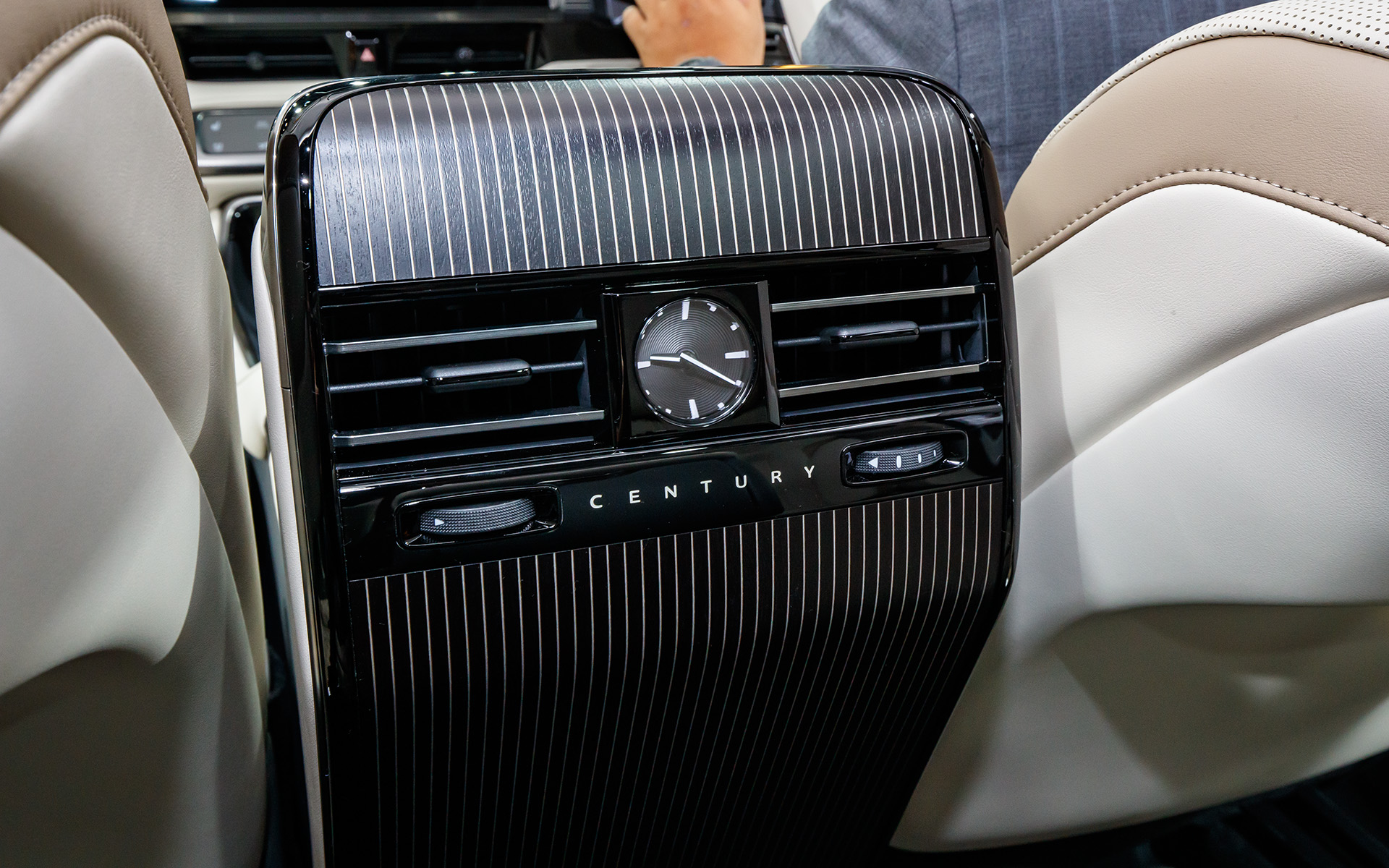 センターコンソール後端にはエアコンの吹き出し口や時計を装備