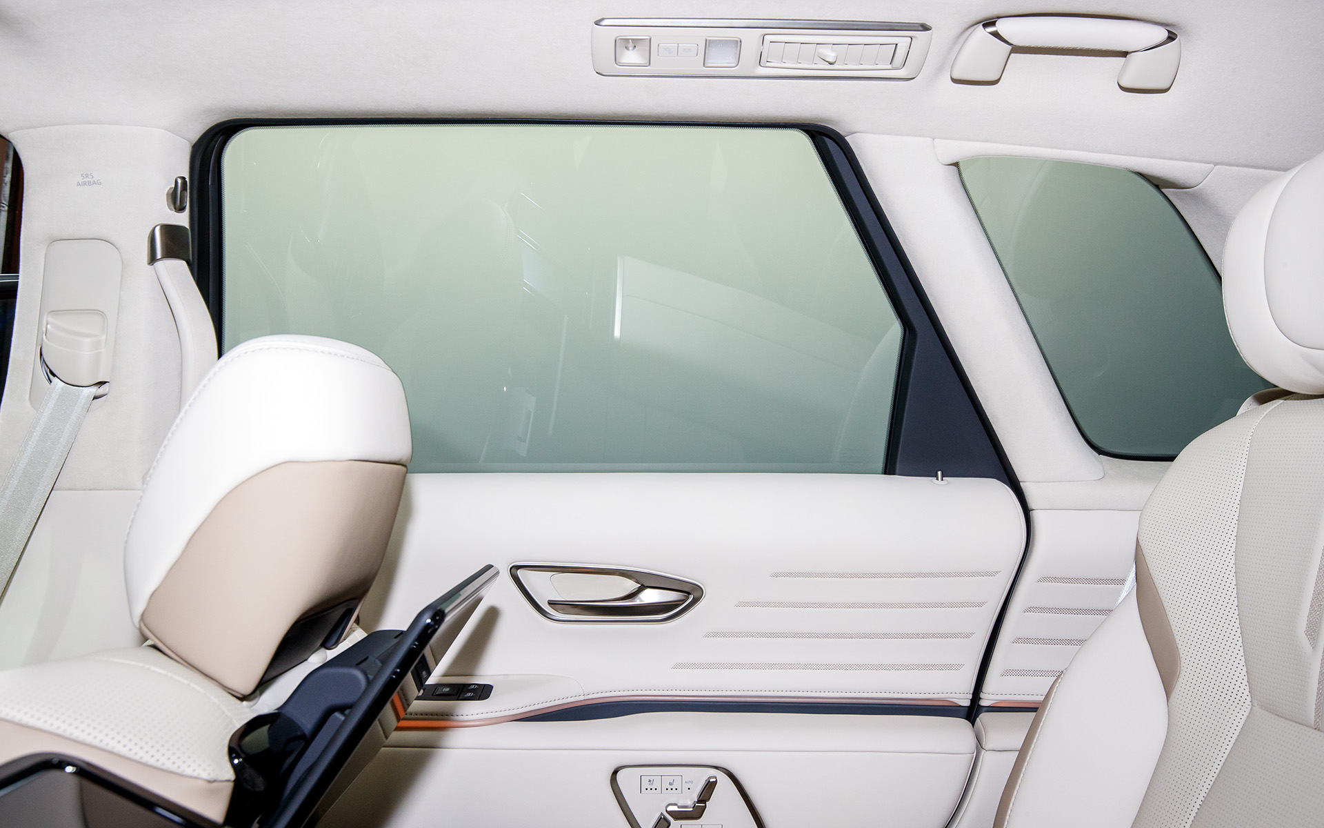 スイッチを押すとリアドアガラスとリアクォーターガラスが半透明に。構造としては「ハリアー」の調光パノラマルーフと同様で垂直方向用にチューニングされている