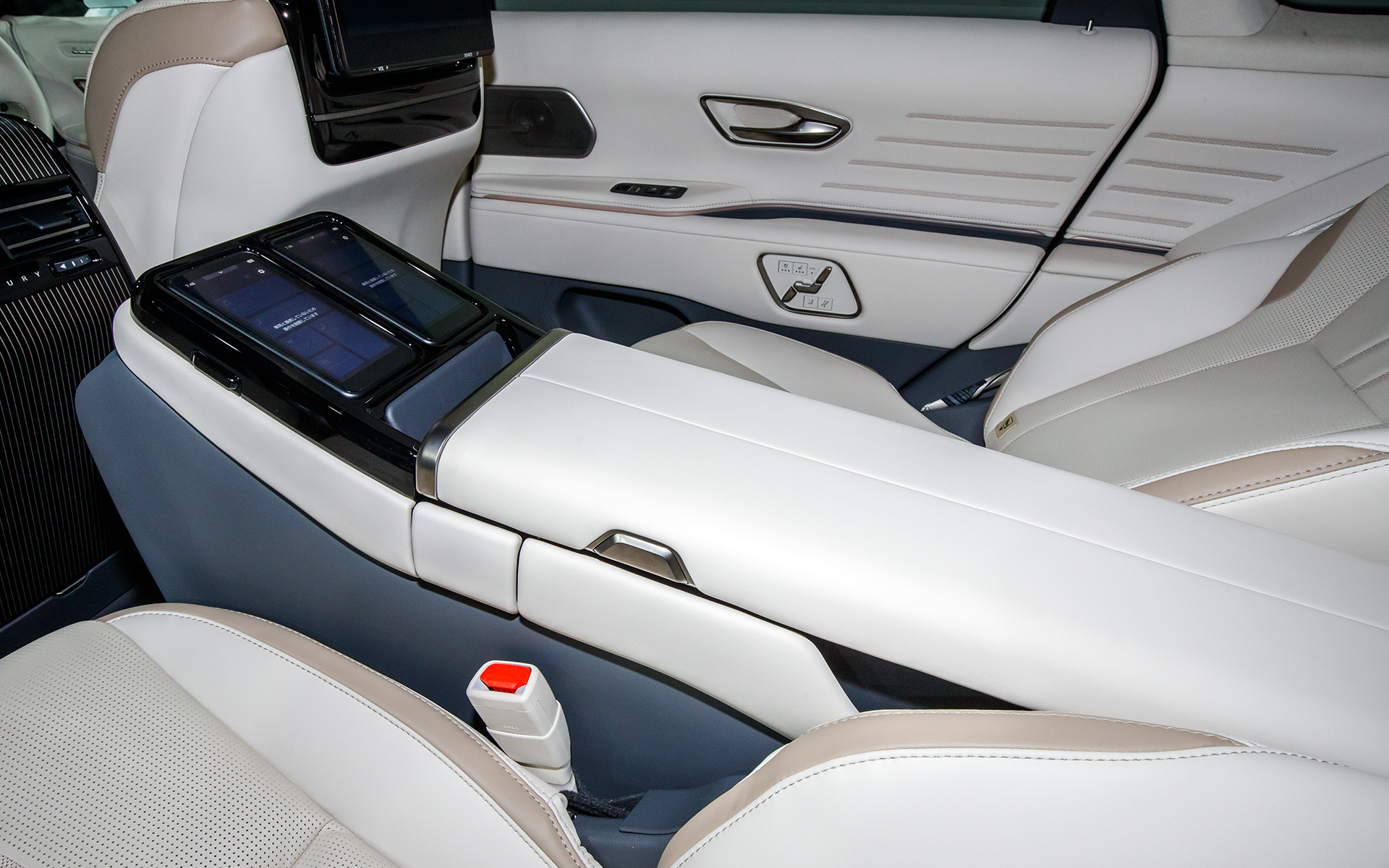 リアシート中央には大型のアームレストを装備