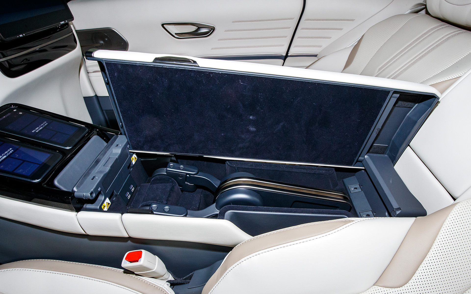 アームレスト内部にはテーブルを格納