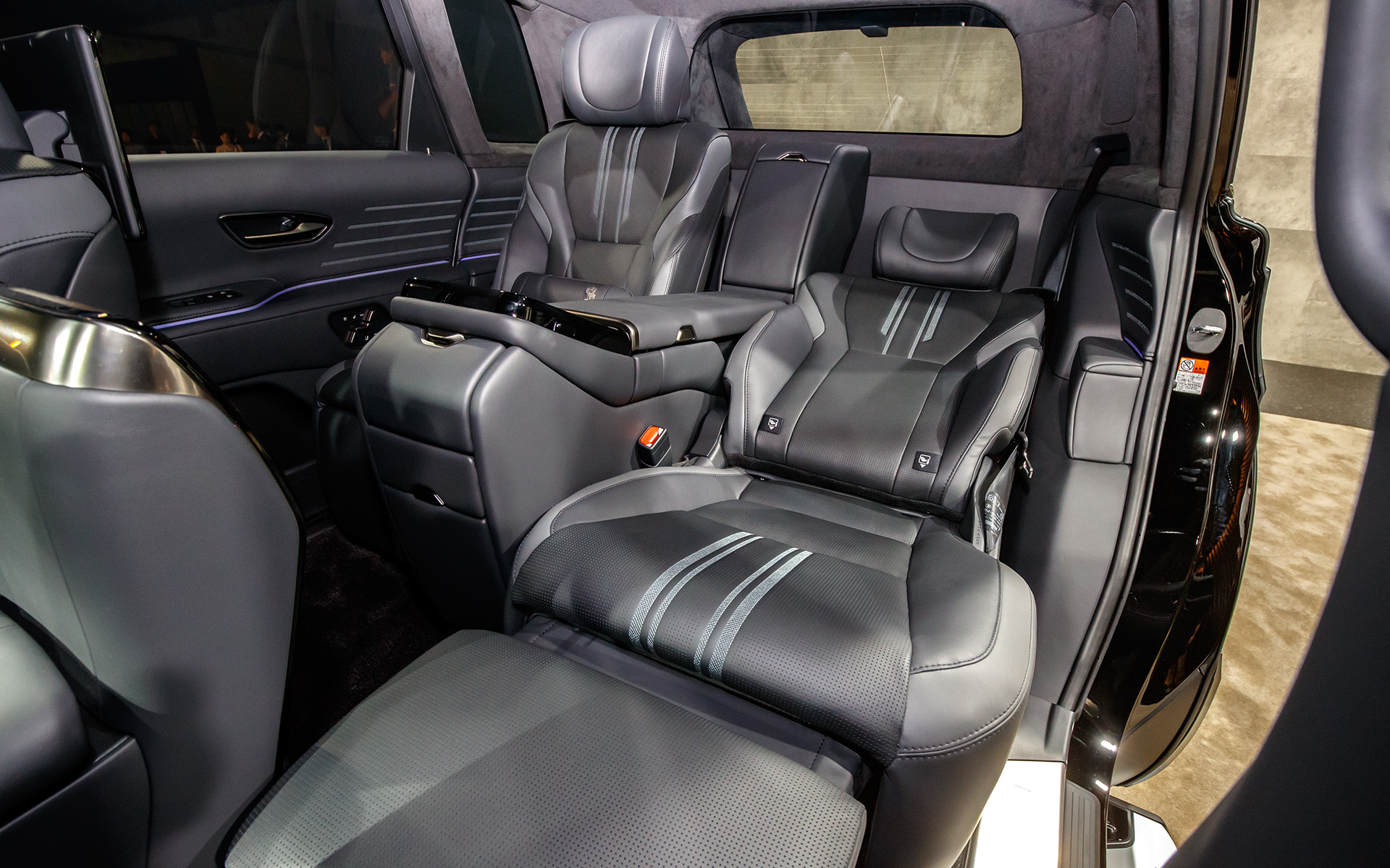 リアシートは大きくリクライニングが可能。助手席を前に倒すことでほぼフラットな状態にも