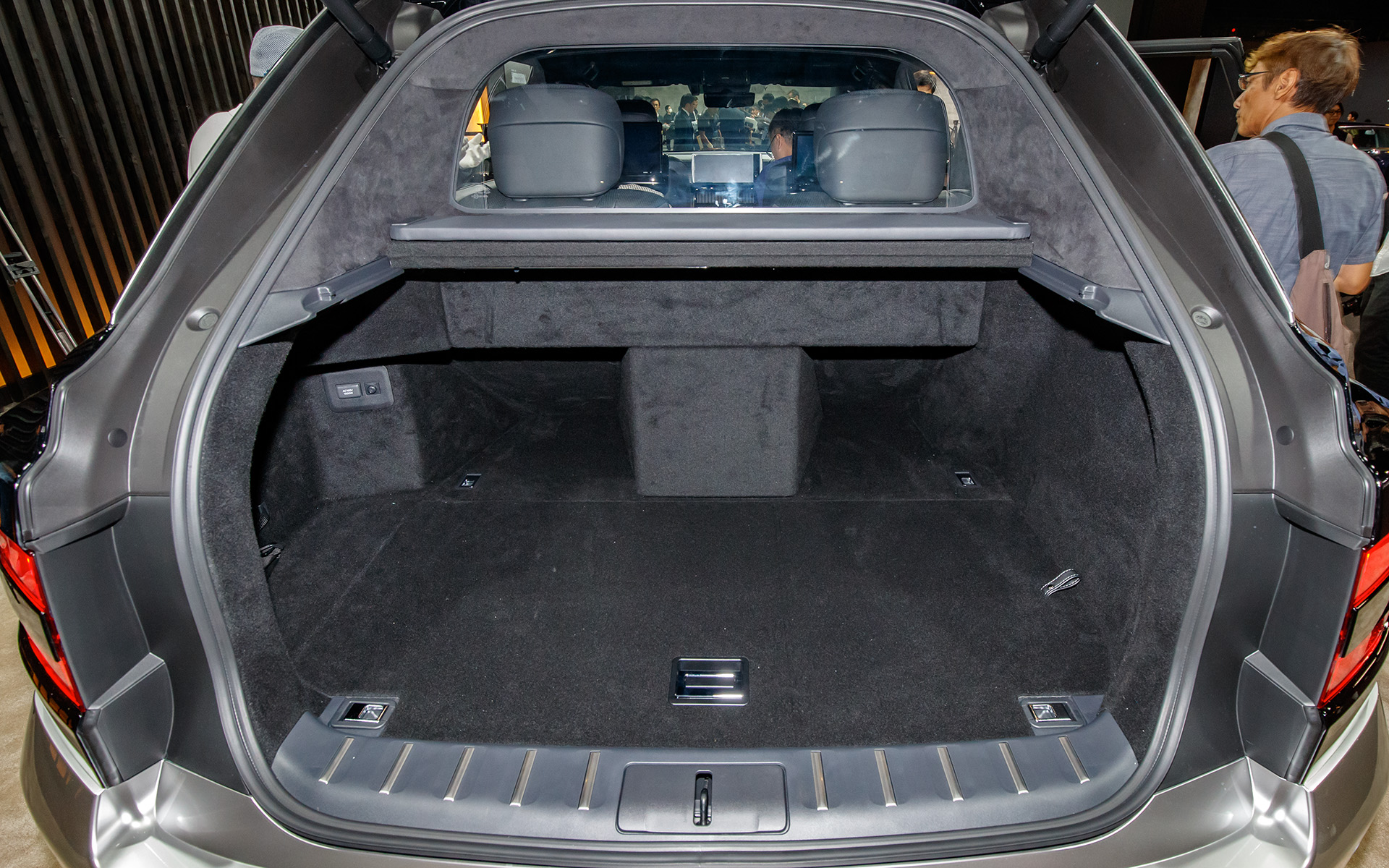 中央の出っ張りは冷蔵庫。冷蔵庫非装備ならゴルフバッグ3個、装備なら2個の積載が可能