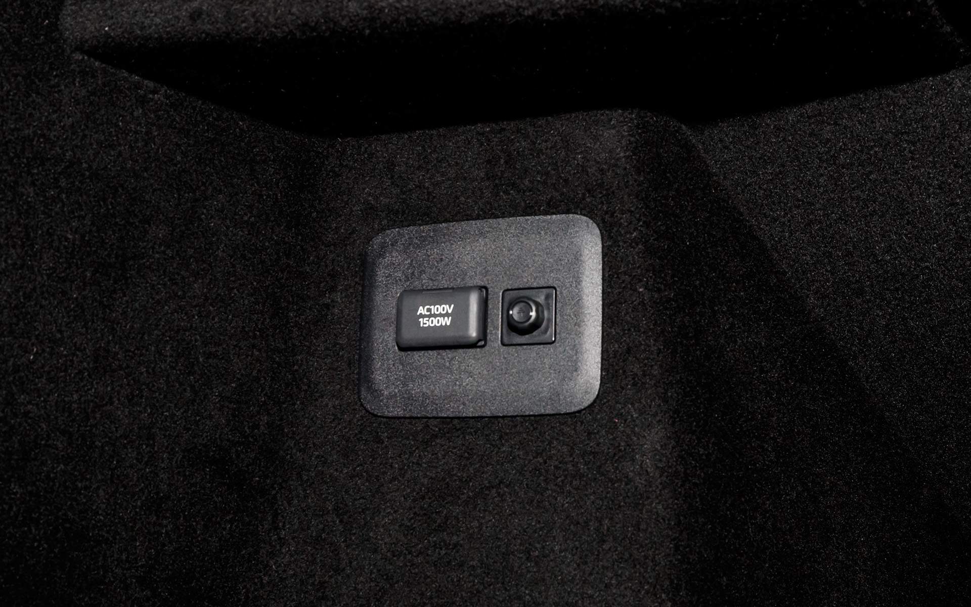 1500W対応のAC100Vコンセントを装備
