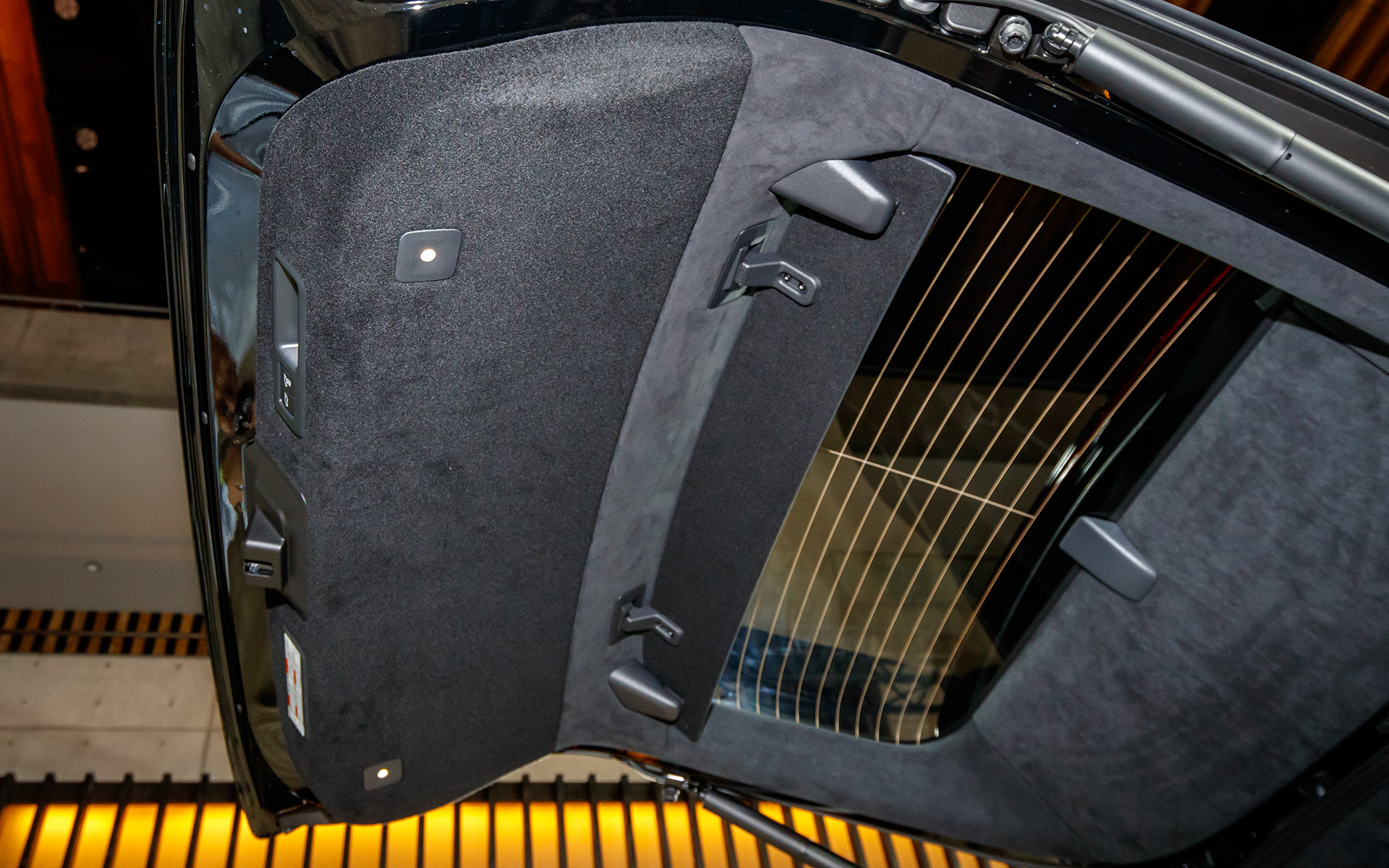 バックドア側にもLED照明を用意