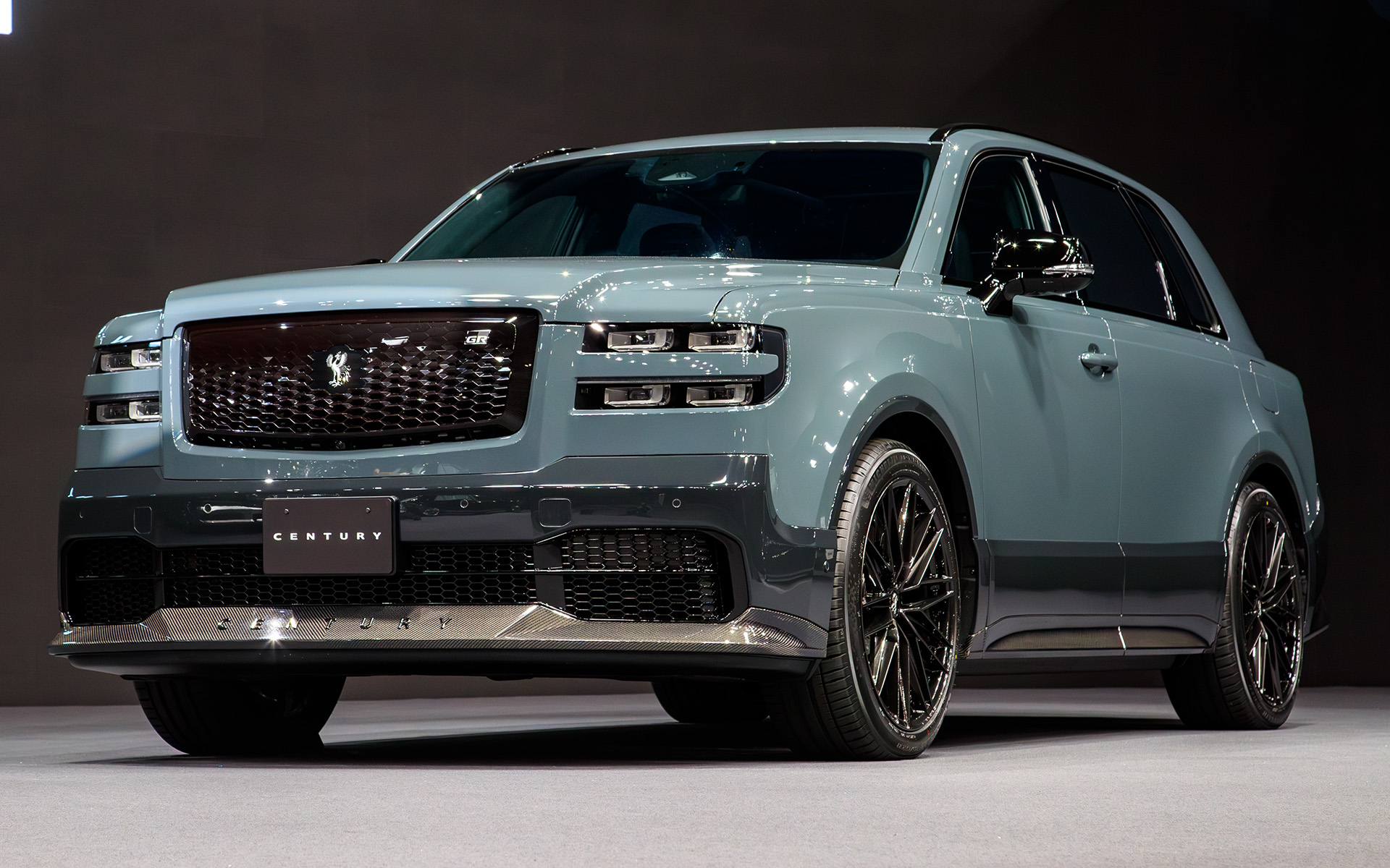 GR仕様。カーボンのエアロパーツが装着されている