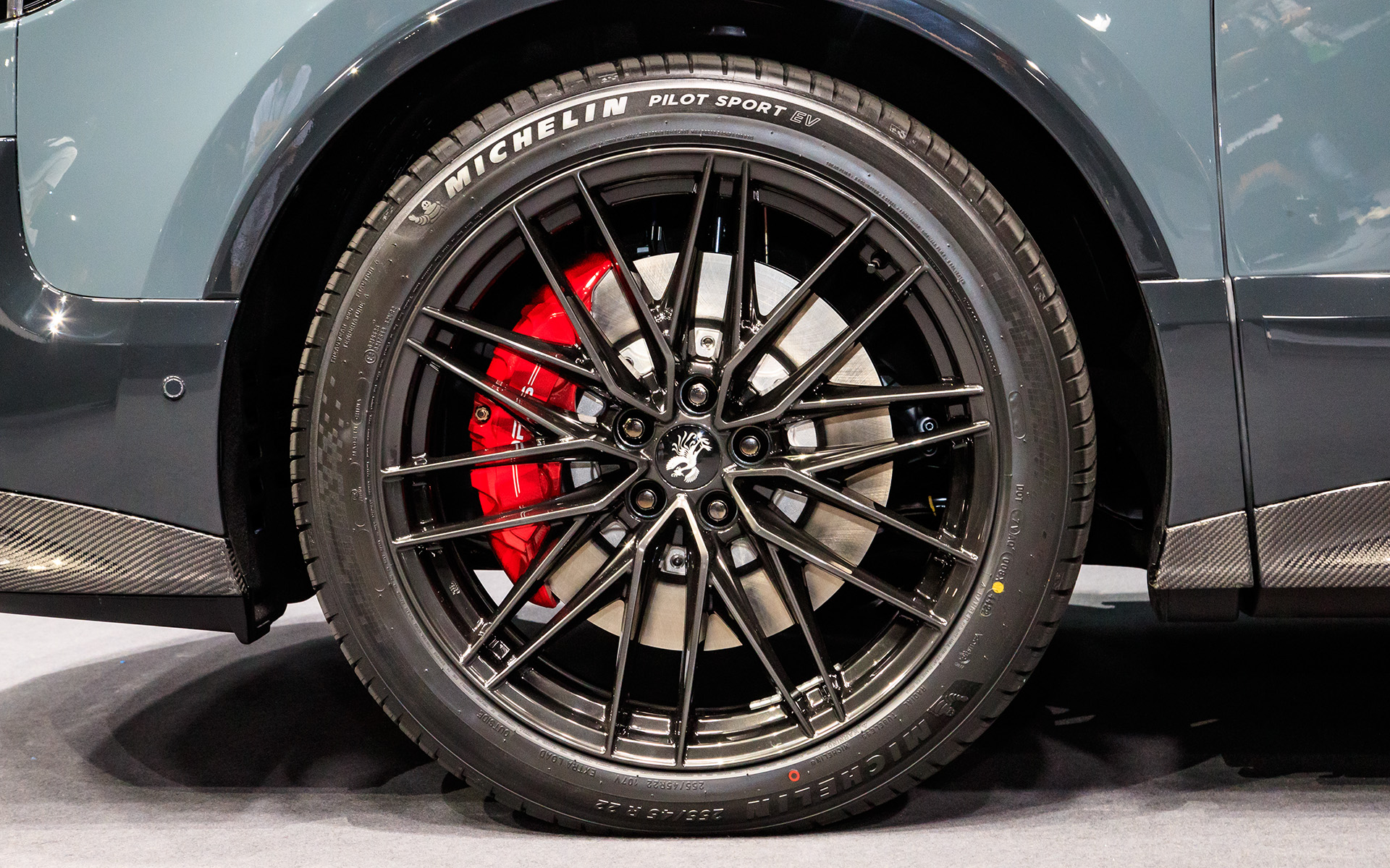 タイヤはミシュラン「パイロットスポーツEV」