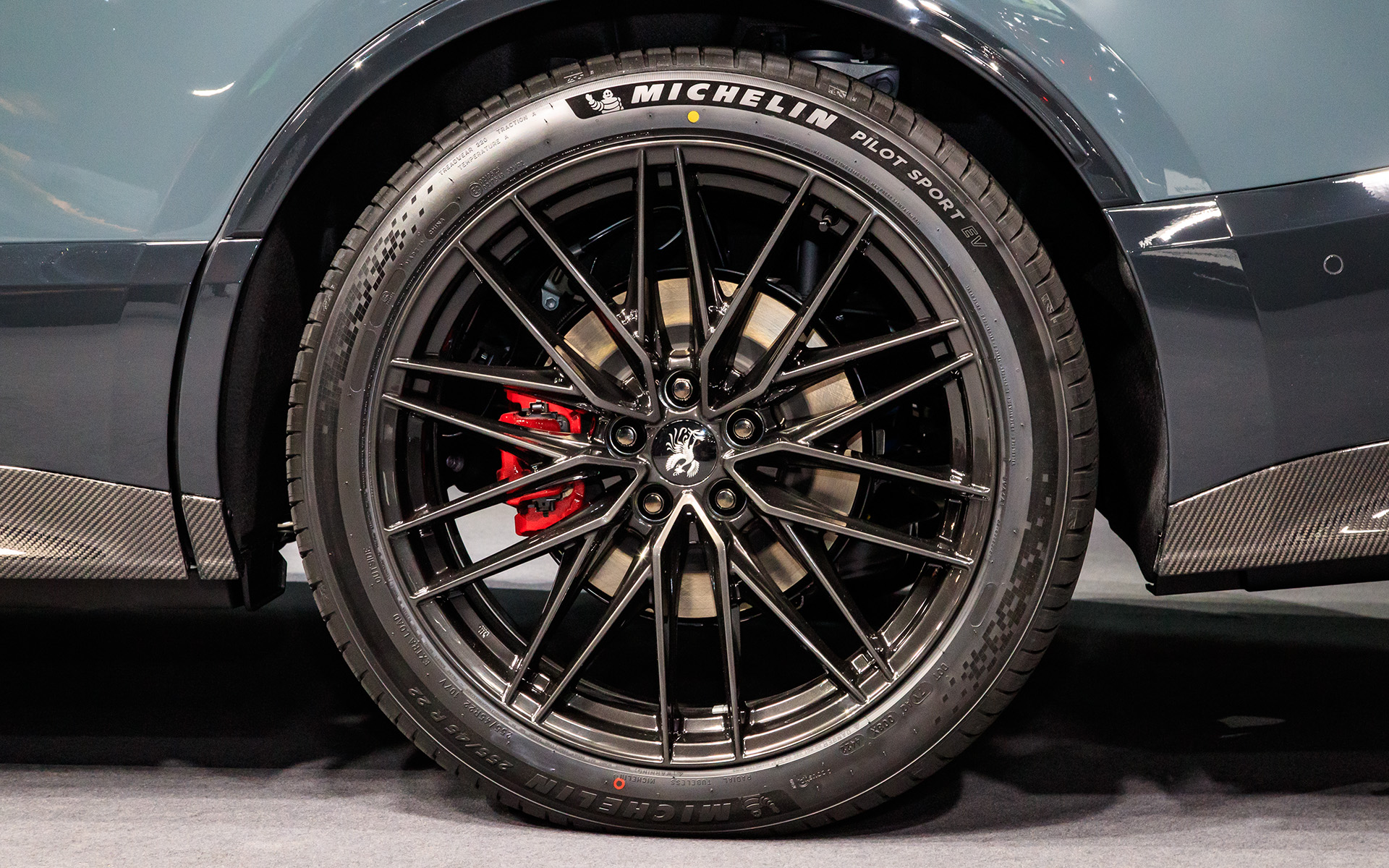 タイヤはミシュラン「パイロットスポーツEV」