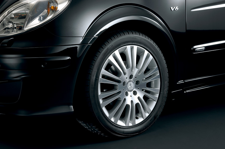 専用の18インチ専用アルミホイール＆ワイドタイヤ