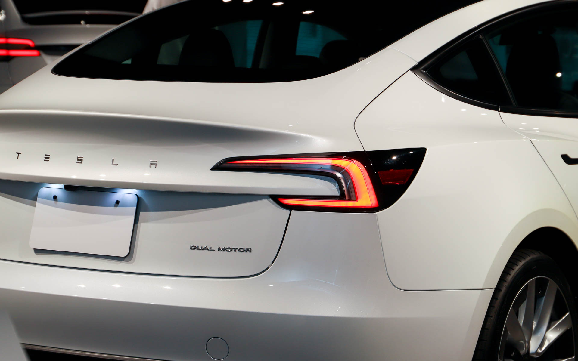 テールランプはC字型デザイン