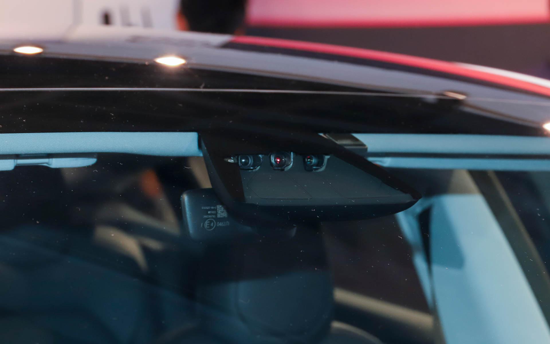 フロントウィンドウの「Tesla Vision」を採用することでセンサーを削減。安全性能はそのままにデザインの幅を拡大