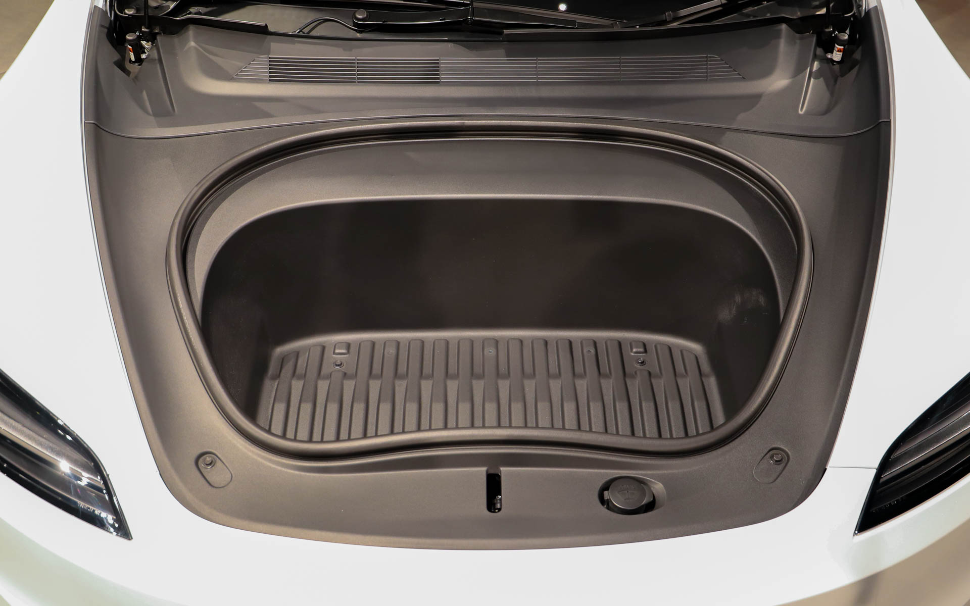 フロントトランク88Lを合わせた最大荷室容量は682L